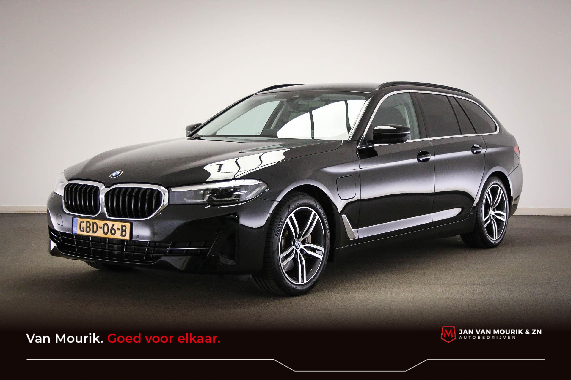 BMW 5 Serie Touring 530e xDrive Business Edition Plus | AUDIO MEDIA / PARKING- PACK | LED | LEDER | CLIMA | STUURWIELVERWARMING | CRUISE | NAVI | DAB | APPLE | CAMERA | TREKHAAK EL. | DEALER ONDERHOUDEN