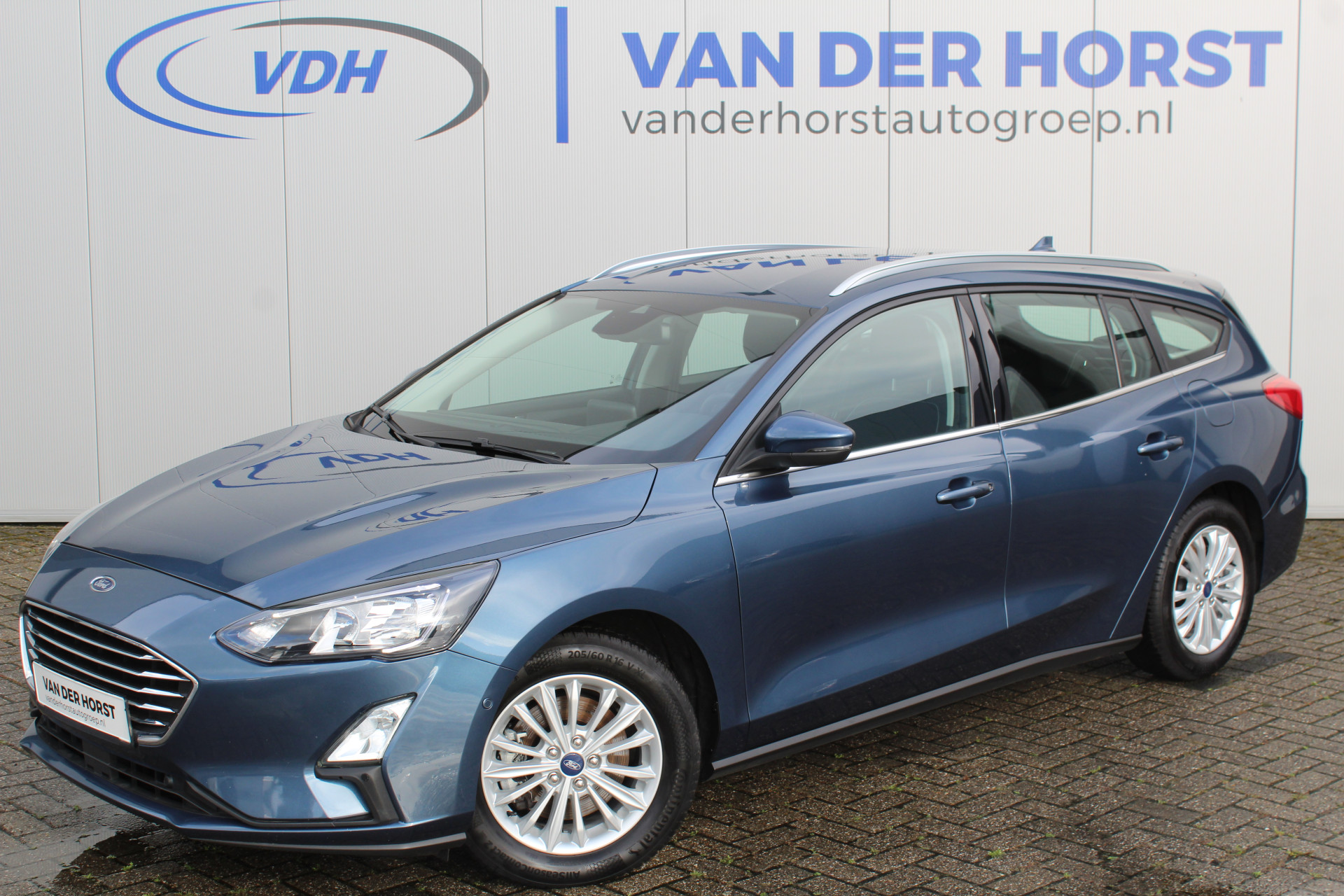 Ford Focus Wagon 1.0-125pk EcoBoost Mild-hybrid Titanium. Mooie, ruime, luxe en comfortabele Ford Focus wagon. Volautm. airco dual, camera, stoel-, stuur- en voorraamverw., easy entry/easy go, cruise control, Isofix, side- en lane assist, parkeersensoren v+a, LM wielen etc.