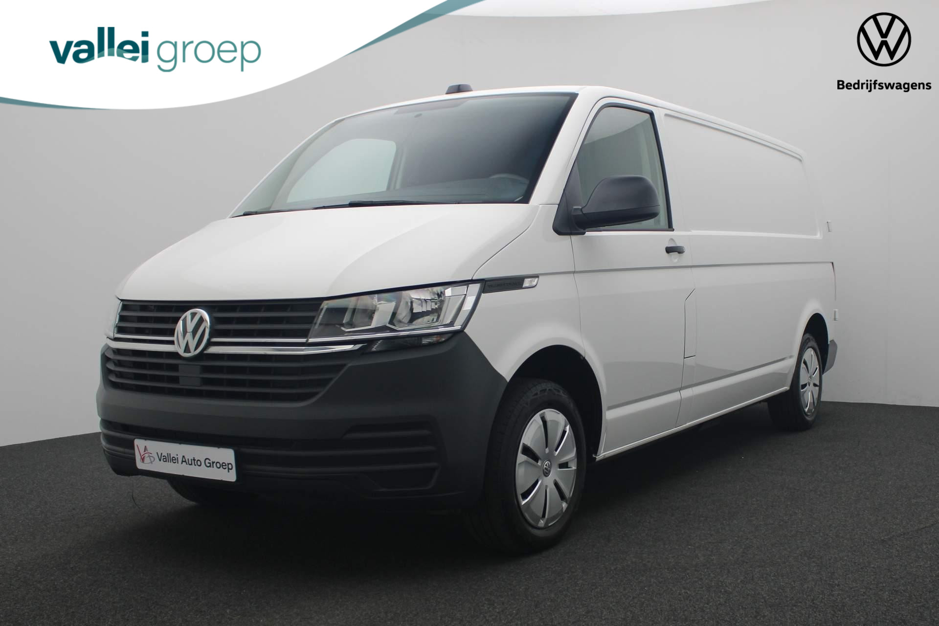 Volkswagen Transporter 2.0 TDI 110PK L2H1 28 Economy Business | Trekhaak | 3-Zits | Parkeersensoren achter | Apple Carplay / Android Auto | Cruise