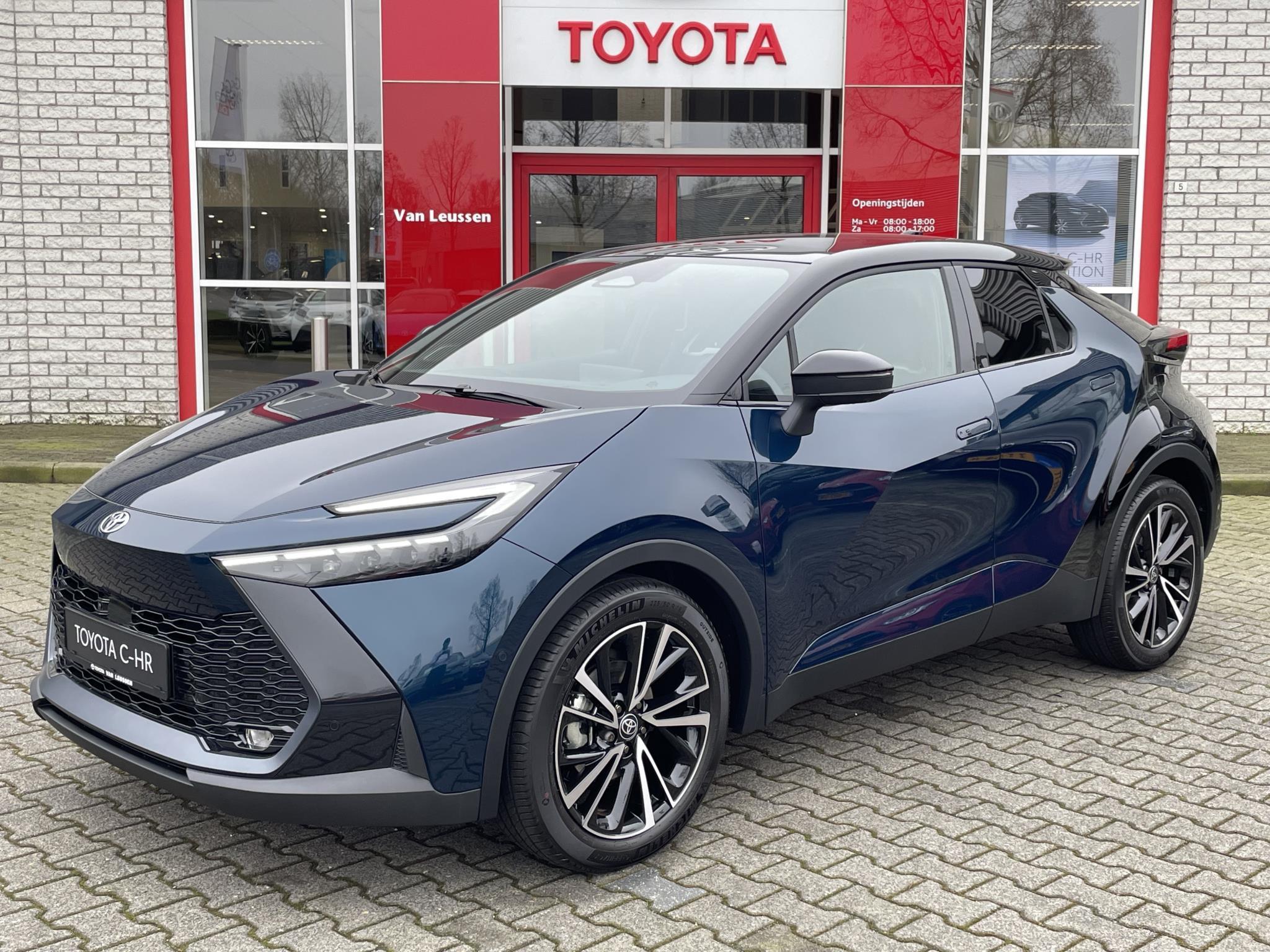 Toyota C-HR 2.0 HIGH POWER HYBRID PREMIERE EDITION MODEL 2024 NIEUW & DIRECT LEVERBAAR!!! PANODAK VEGAN LEDER HEAD-UP JBL-AUDIO PARK-SENSOREN STOELVERW 19" LM-VELGEN