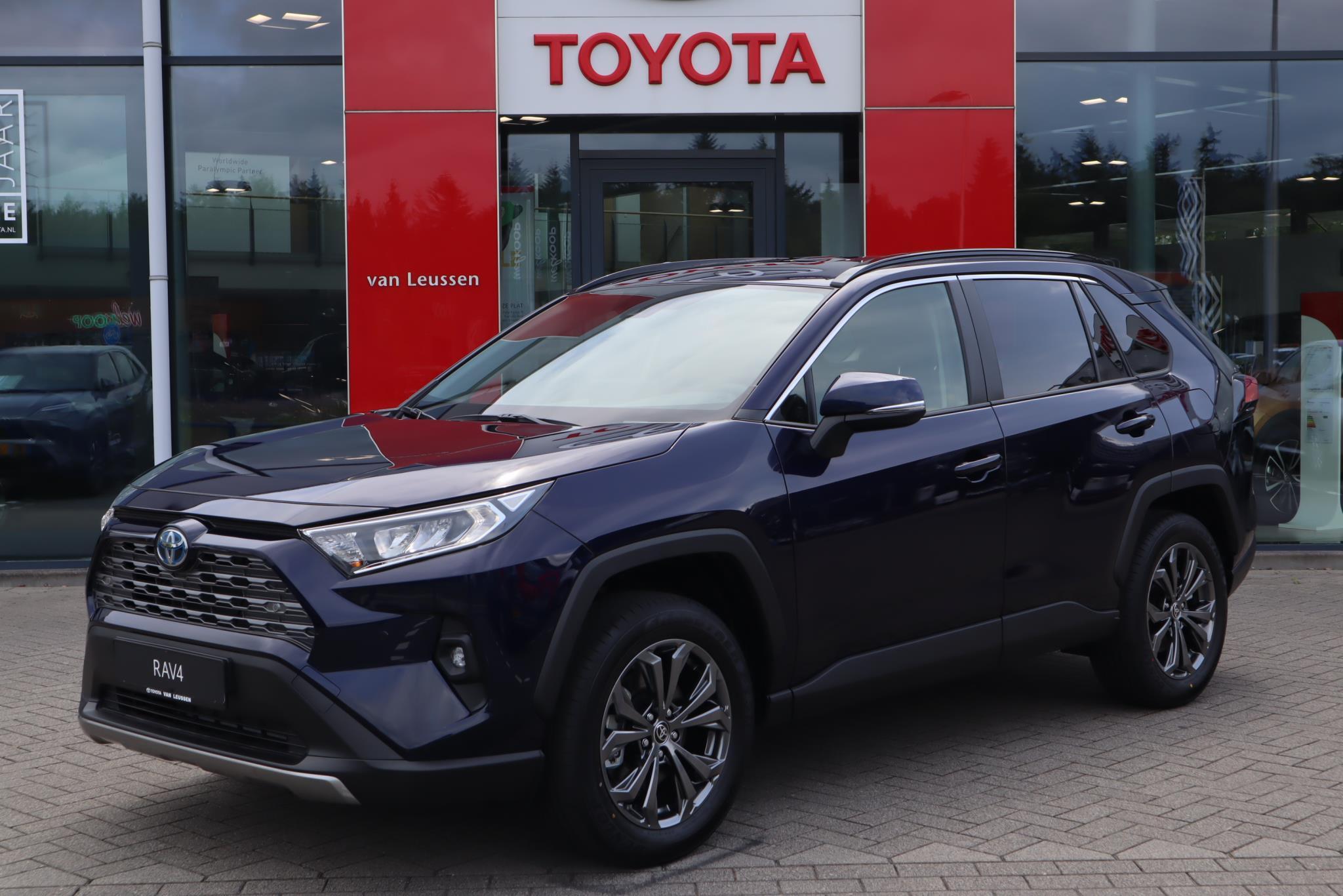 Toyota RAV4 2.5 HYBRID DYNAMIC NIEUW & DIRECT LEVERBAAR!! NAVI KEYLESS APPLE/ANDROID 18'' LM-VELGEN EL-ACHTERKLEP