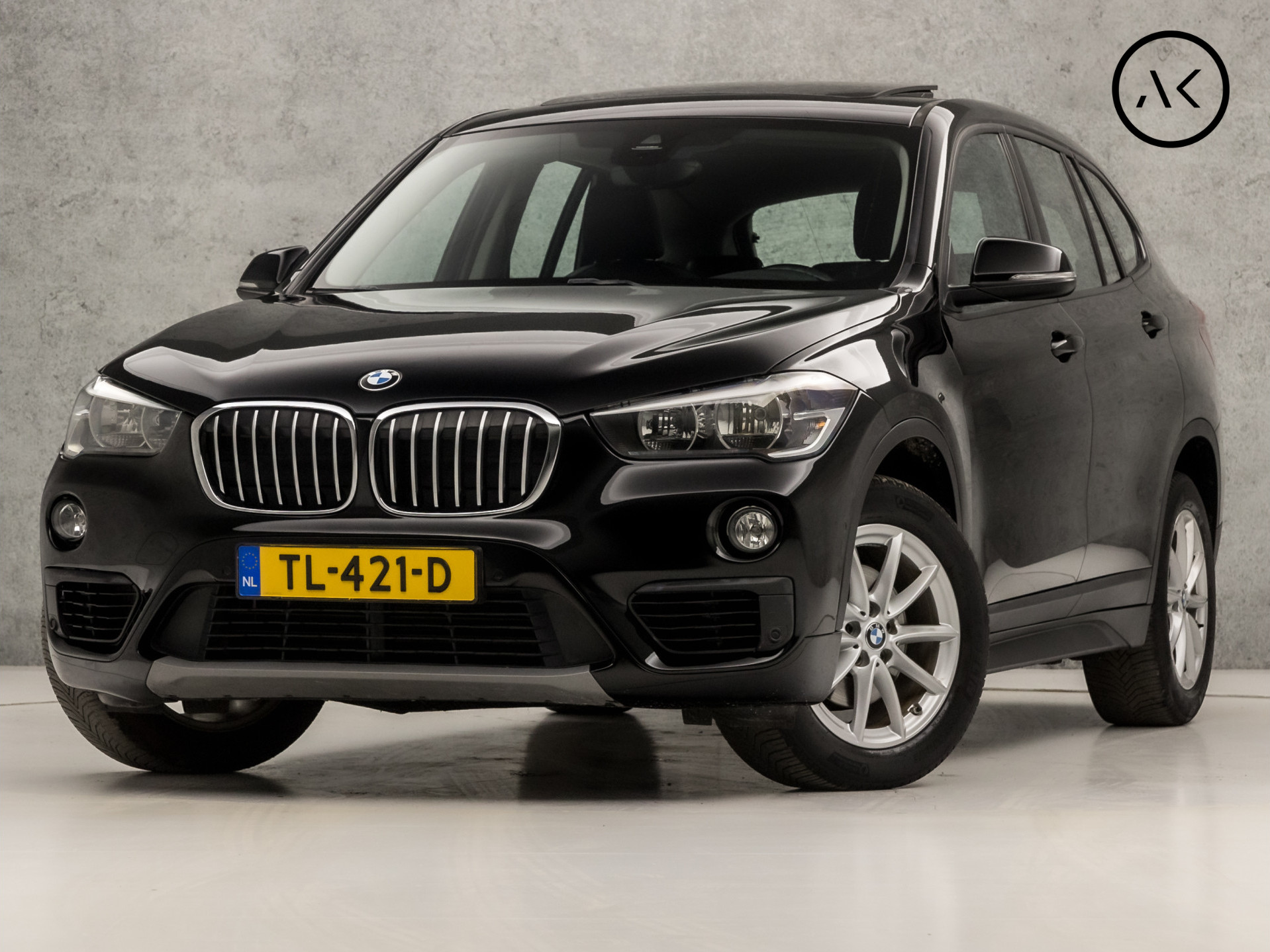 BMW X1 sDrive18i High Executive 141Pk Automaat (PANORAMADAK, NAVIGATIE, CLIMATE, STOELVERWARMING, LEDEREN SPORTSTOELEN, CAMERA, ACHTERKLEP ELEKTRISCH, NIEUWSTAAT)