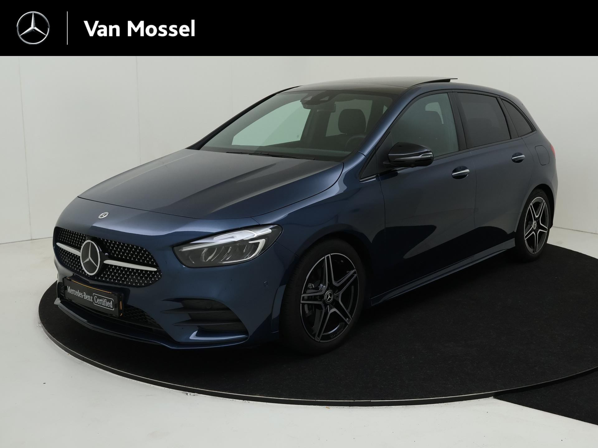 Mercedes-Benz B-Klasse 180 AMG Line / Facelift / Achteruitrijcamera / Stoelverwarming / Night-Pakket / Panaroma-schuifdak /