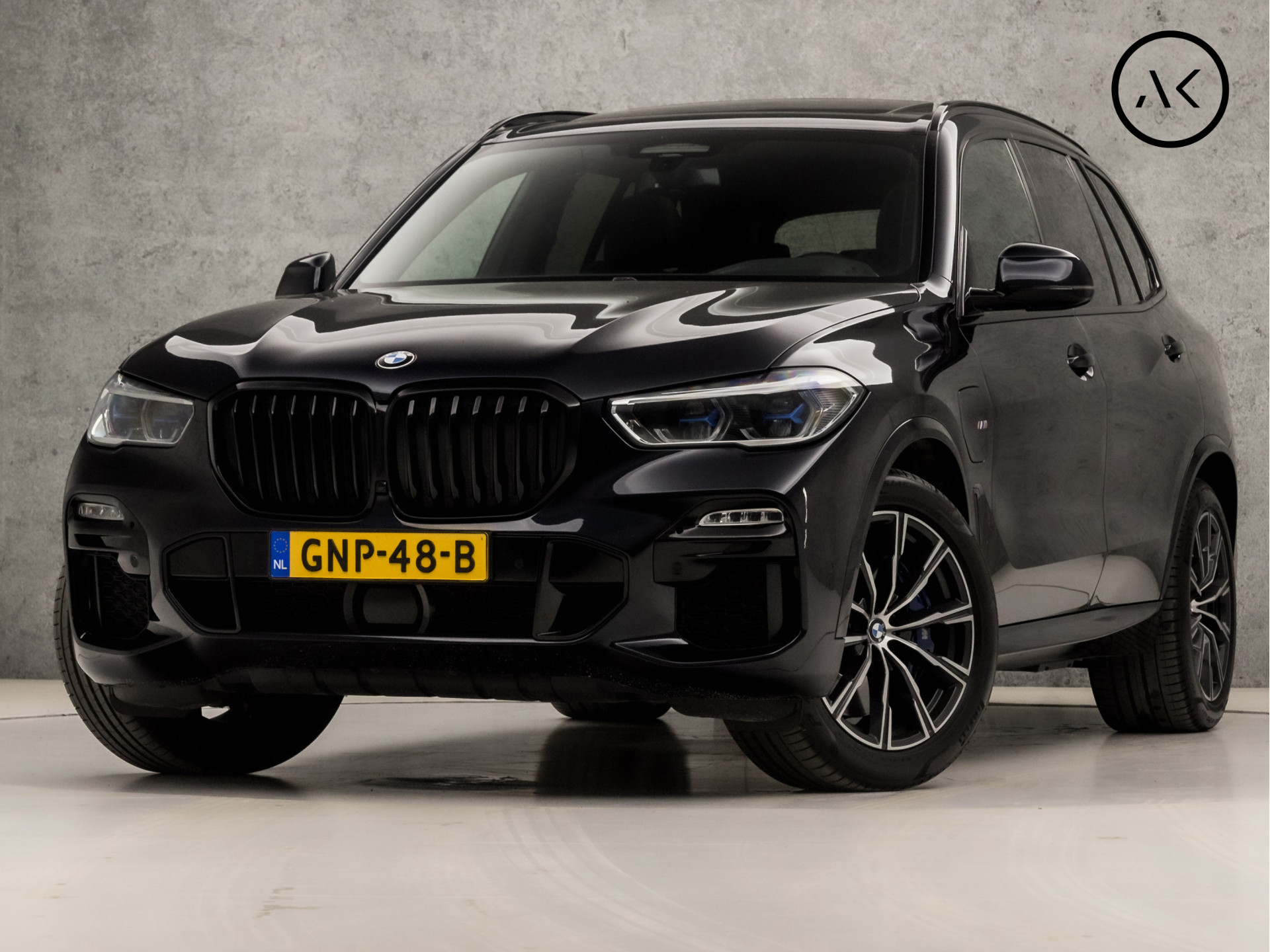 BMW X5 xDrive45e M Sport High Executive 395Pk Automaat (PANORAMADAK, APPLE CARPLAY, LUCHTVERING, HEAD-UP DISPLAY, HARMAN/KARDON, LASER KOPLAMPEN, COMFORTSTOELEN, LIVE COCKPIT PRO, ADAPTIVE CRUISE, NIEUWSTAAT)