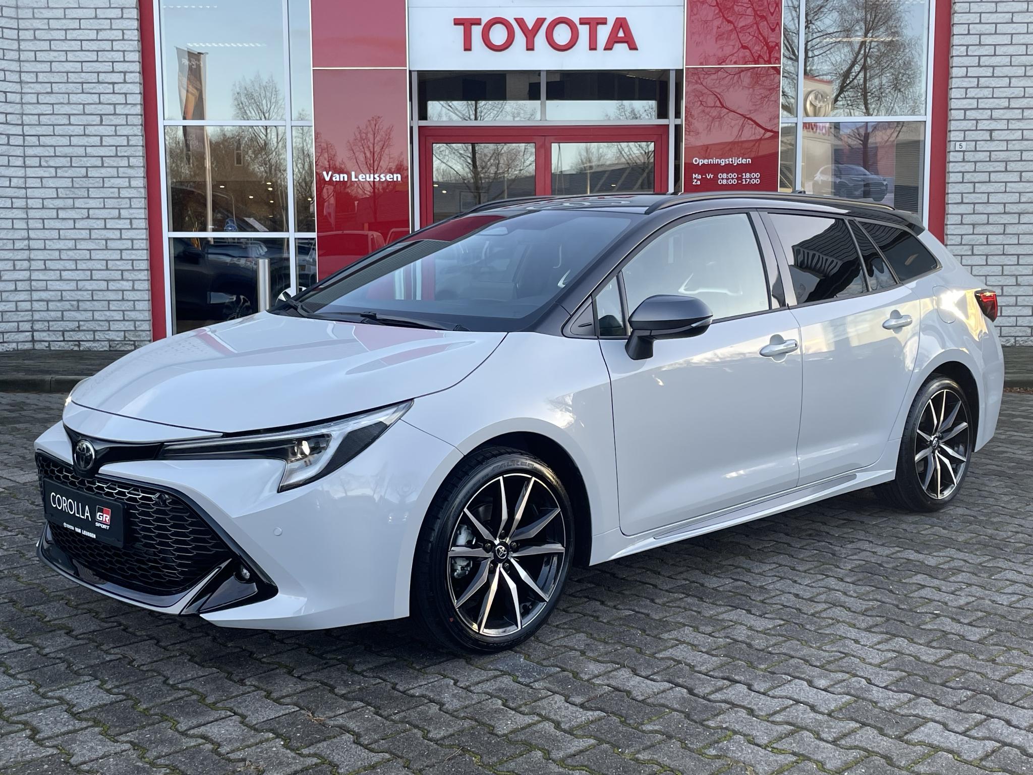 Toyota Corolla Touring Sports HYBRID 140 GR SPORT NIEUW & DIRECT LEVERBAAR!!! BLIND-SPOT PARK-SENSOREN NAVI STOELVERW ELEK-ACHTERKLEP 18" LM-VELGEN SPORTSTOELEN