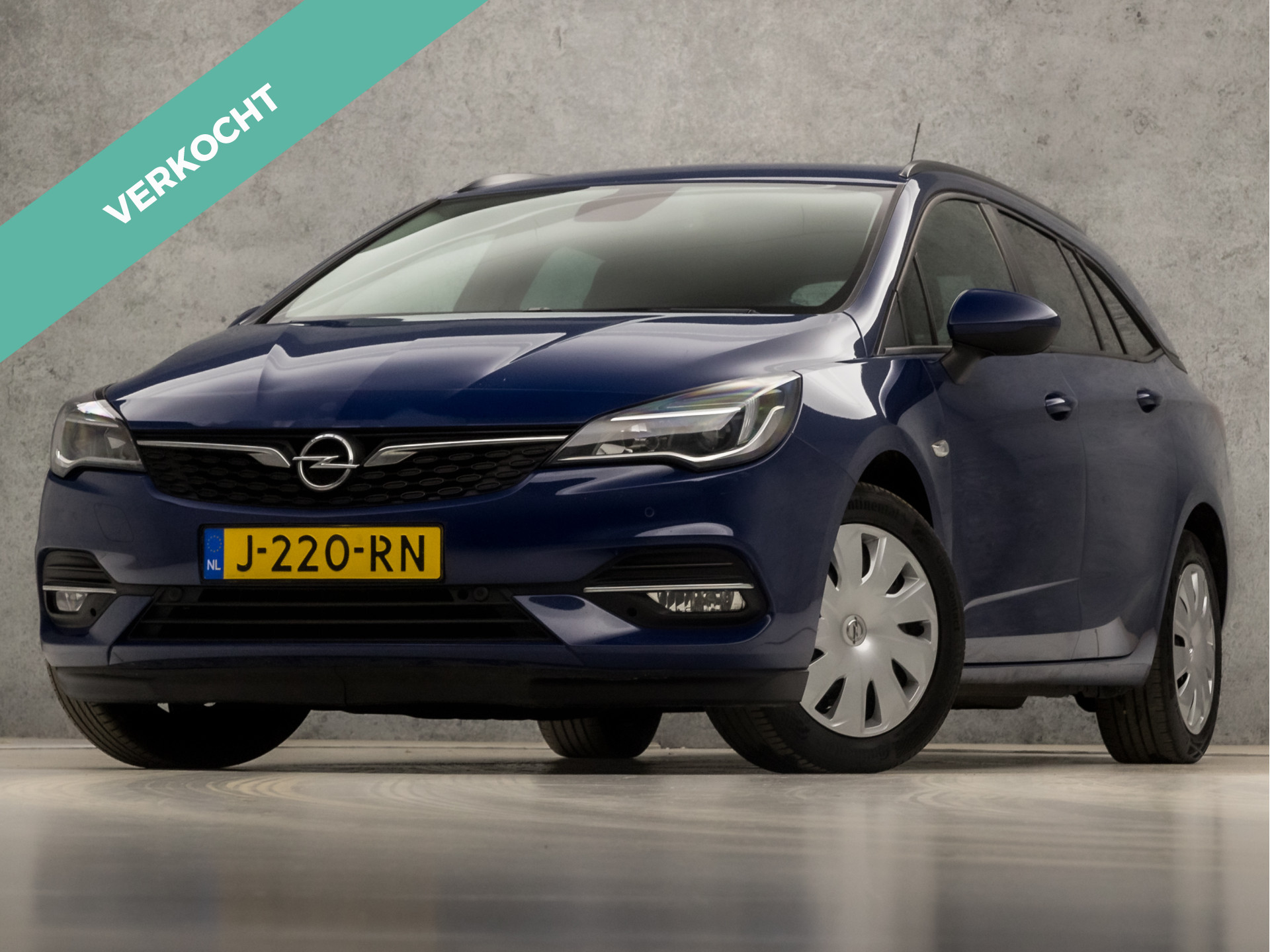 Opel Astra Sports Tourer 1.2 Luxury (APPLE CARPLAY, NAVIGATIE, CAMERA, STUUR/STOELVERWARMING, GETINT GLAS, SPORTSTOELEN, PARKEERSENSOREN, TREKHAAK, NIEUWE APK, NIEUWSTAAT)