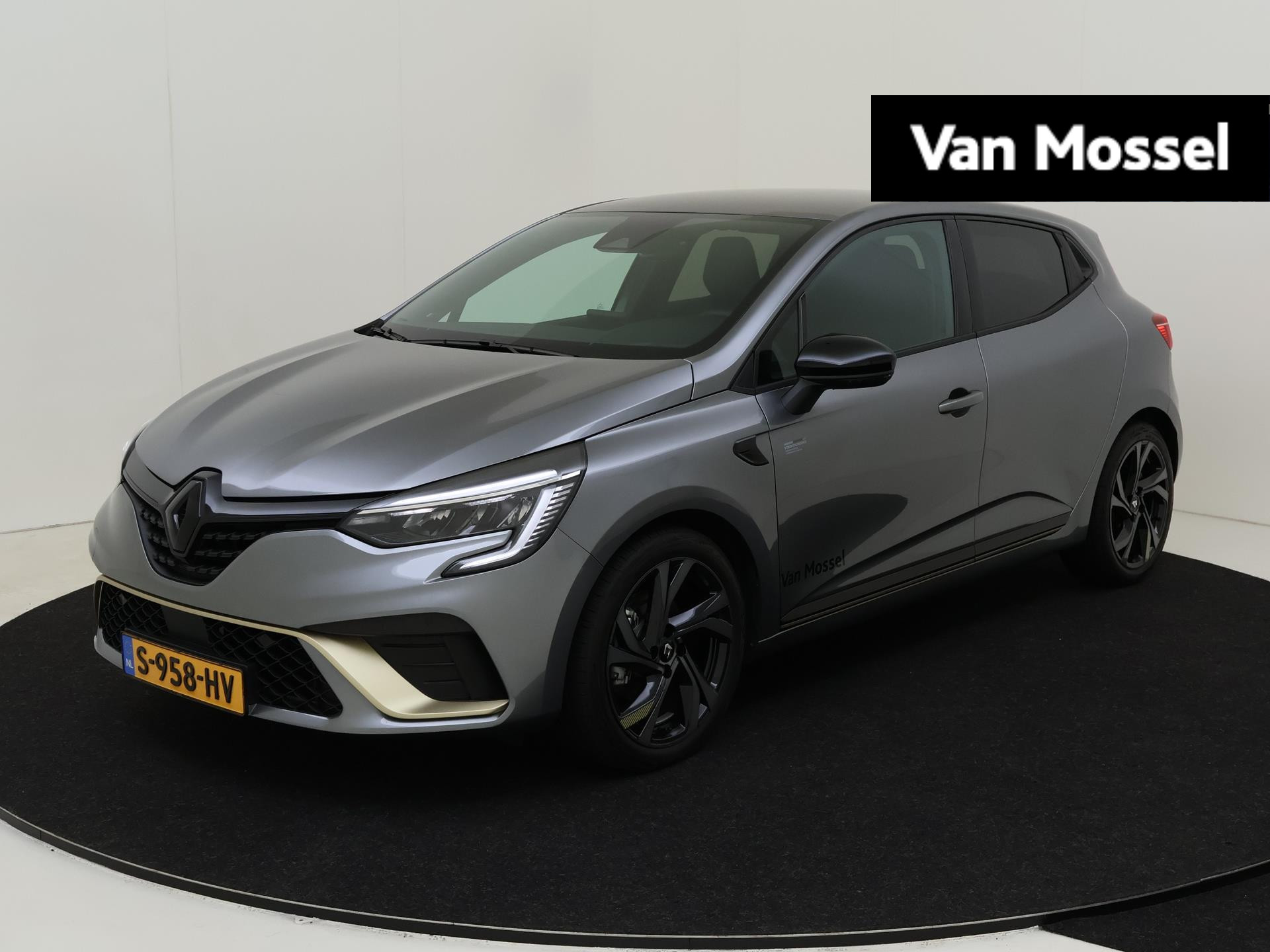 Renault Clio E-Tech Hybrid 145 Engineered | Bose® | Apple Carplay & Android Auto | Parkeersensoren Voor + Achter | Camera Achter | Climate Control | 17" Lichtmetalen Wielen