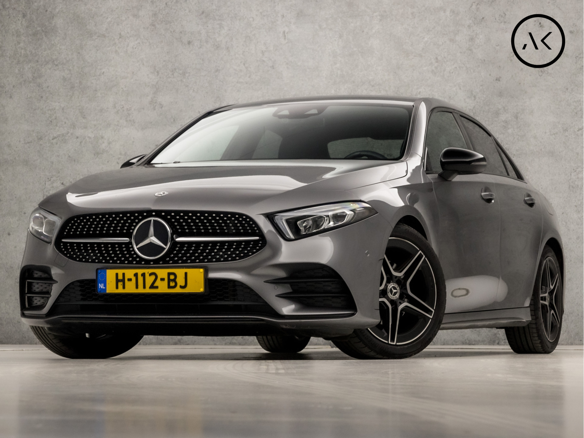 Mercedes-Benz A-Klasse 180 AMG Sport (GROOT NAVI, APPLE CARPLAY, CAMERA, STOELVERWARMING, LED, WIDESCREEN, LM VELGEN, GETINT GLAS, NIEUWE APK, NIEUWSTAAT)