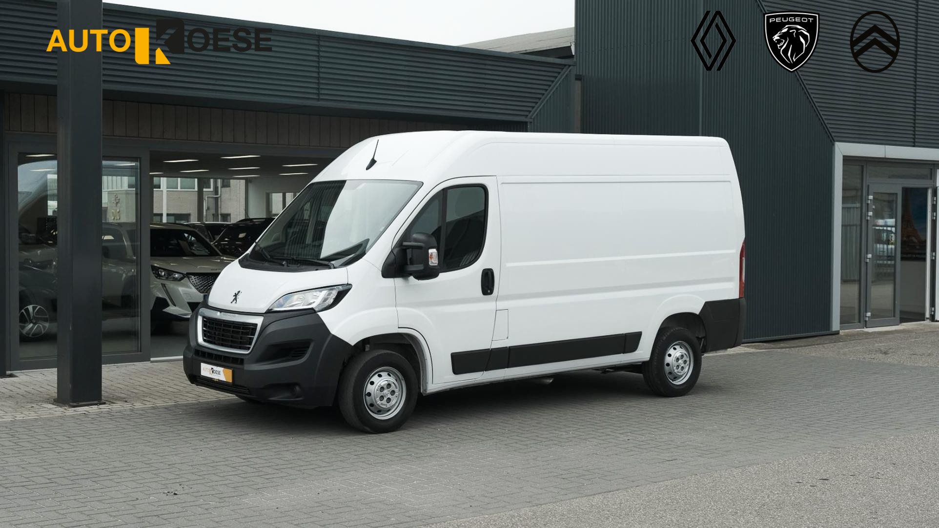 Peugeot Boxer 330 2.2 BlueHDi 120 L2H2 Premium | Trekhaak | Parkeersensoren | Navigatie | Vloerplaat