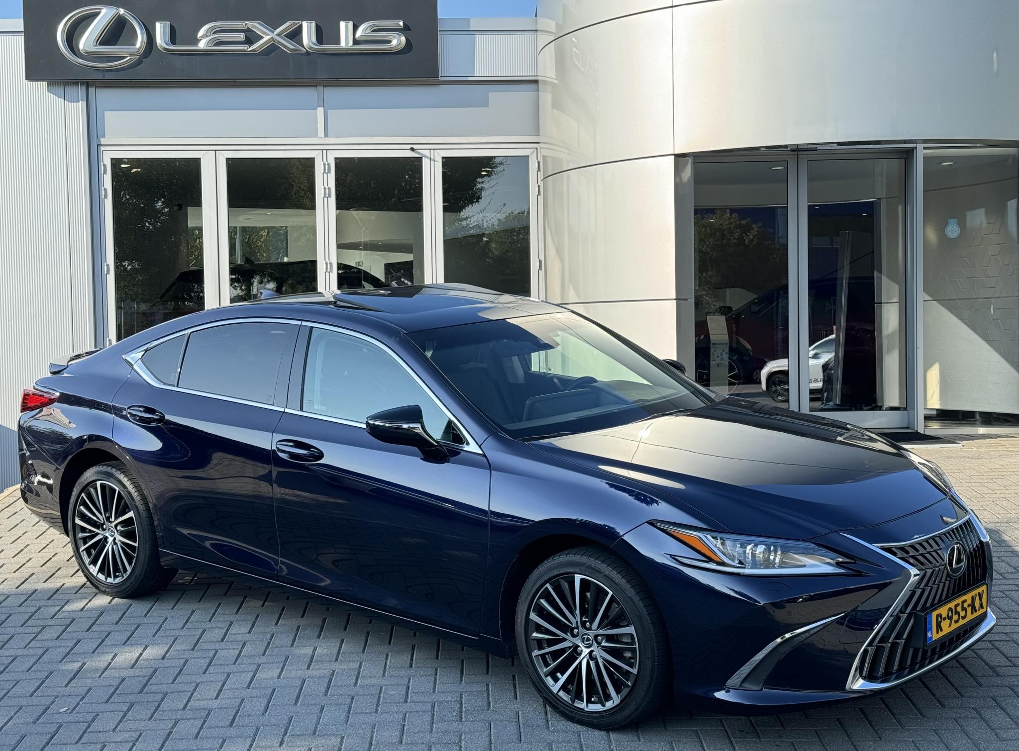 Lexus ES 300h Business Line NL-AUTO NWE-MODEL STUURVERW STOELVERW DRAADLOOS APPLE CARPLAY