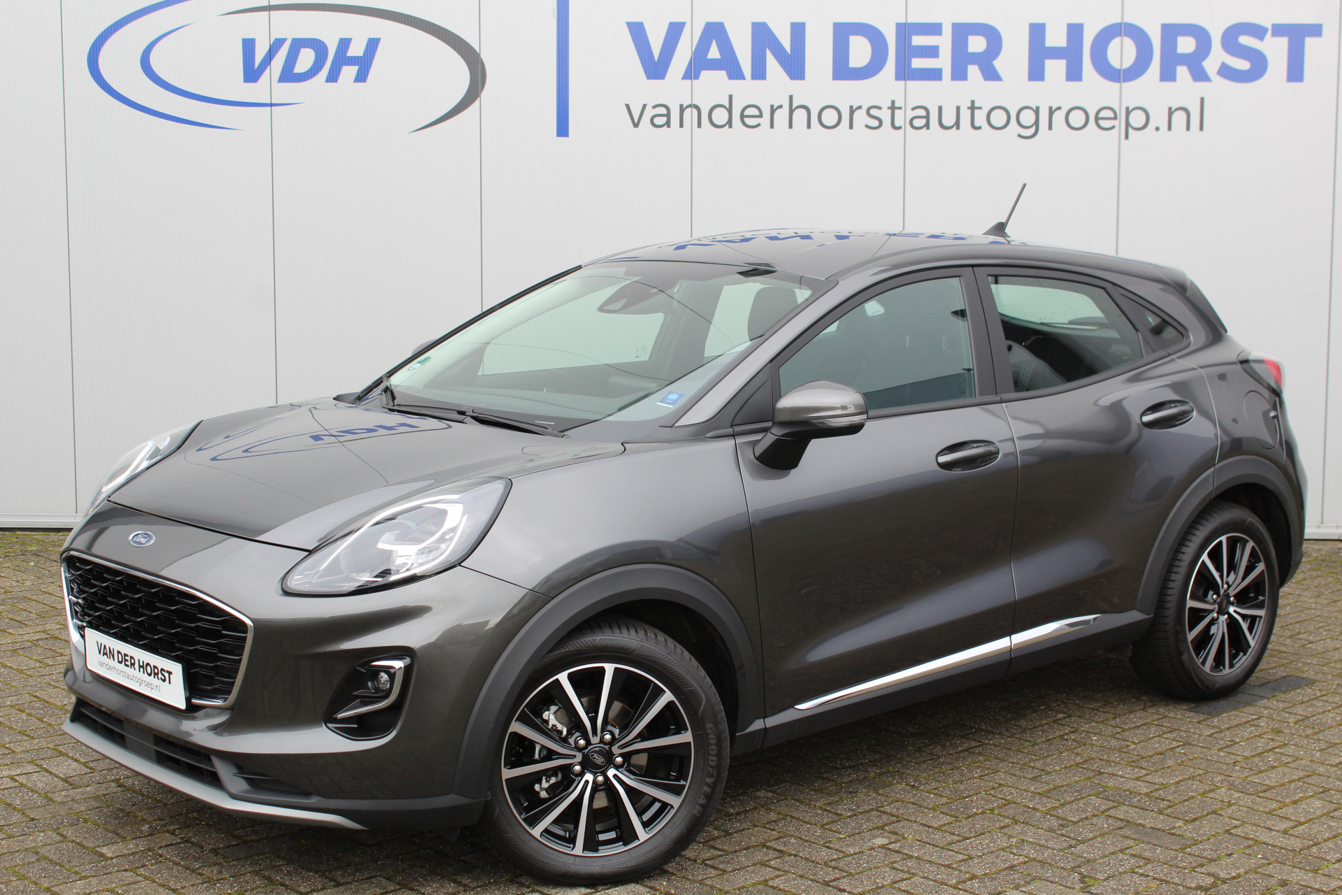 Ford Puma 1.0-125pk EcoBoost Hybrid Titanium. Garantie t/m 21-05-2027 ! Slechts 14.750km ! Volautm. airco, metallic lak, stoel-, stuur- en voorraamverwarming, navigatie, telefoonvoorbereiding, elektrische achterklep, cruise cntrl, keyless entry / keyless go etc.