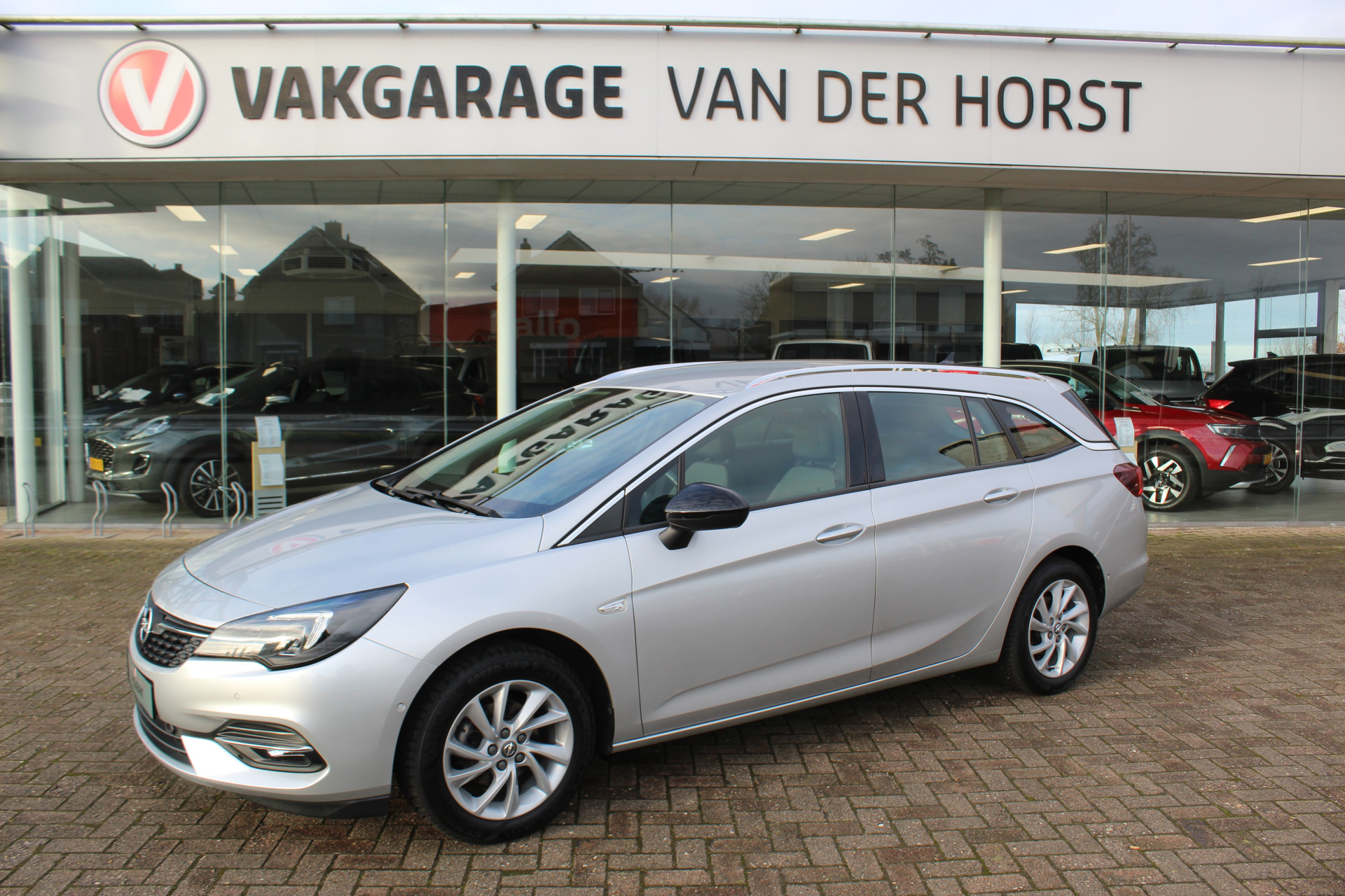 Opel Astra Sports Tourer 1.2 110 pk Business Elegance Volautm. airco dual, cruise control, navigatie, telefoonvoorb., Isofix, metallic lak, LM wielen, stuur- en stoelverwarming, lane- en side assist, camera, parkeersensoren v+a etc.