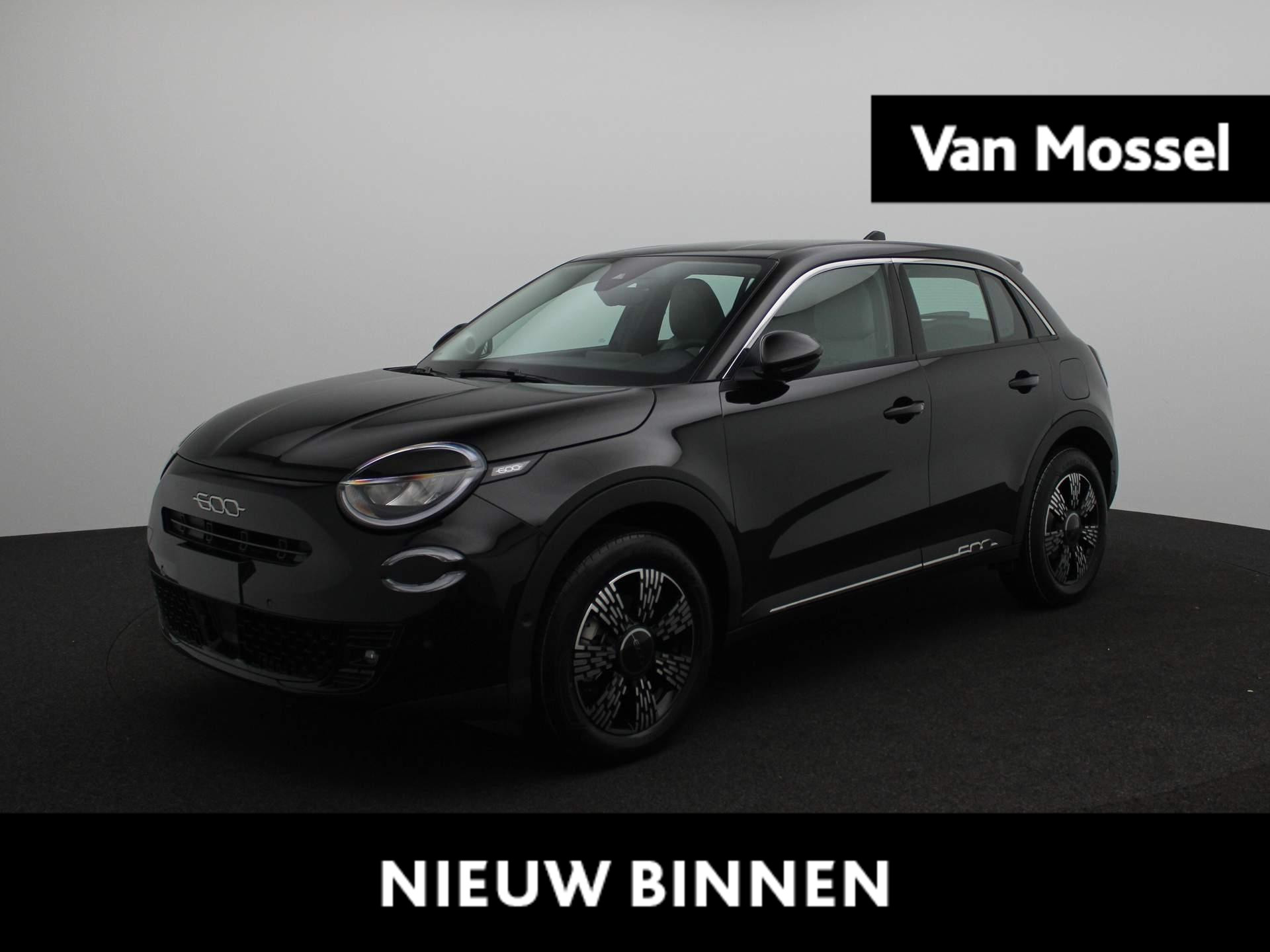 Fiat 600 600e Urban 54 kWh | Direct leverbaar | Achteruitrijcamera | 17'' LM Velgen | Stoelverwarming | Pack Comfort | Pack Style | Apple Carplay/Android Auto draadloos |