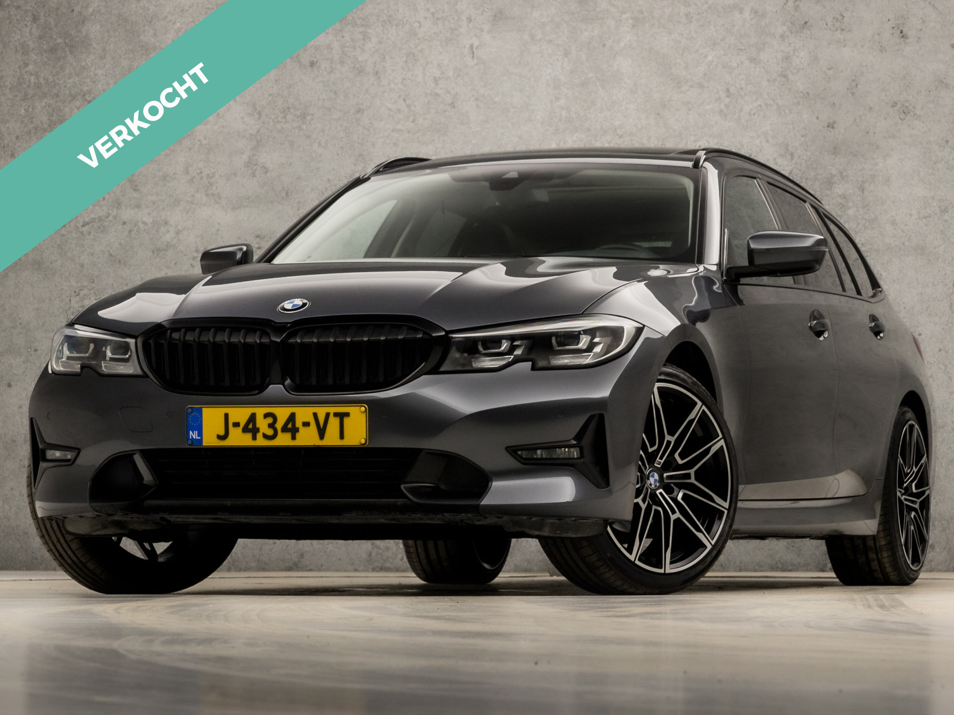 BMW 3 Serie Touring 318i Executive Sportline 157Pk Automaat (PANORAMADAK, APPLE CARPLAY, GROOT NAVI, DEALER ONDERHOUDEN, LEDEREN SPORTSTOELEN, ELEK ACHTERKLEP, TREKHAAK, GETINT GLAS, NIEUWSTAAT)