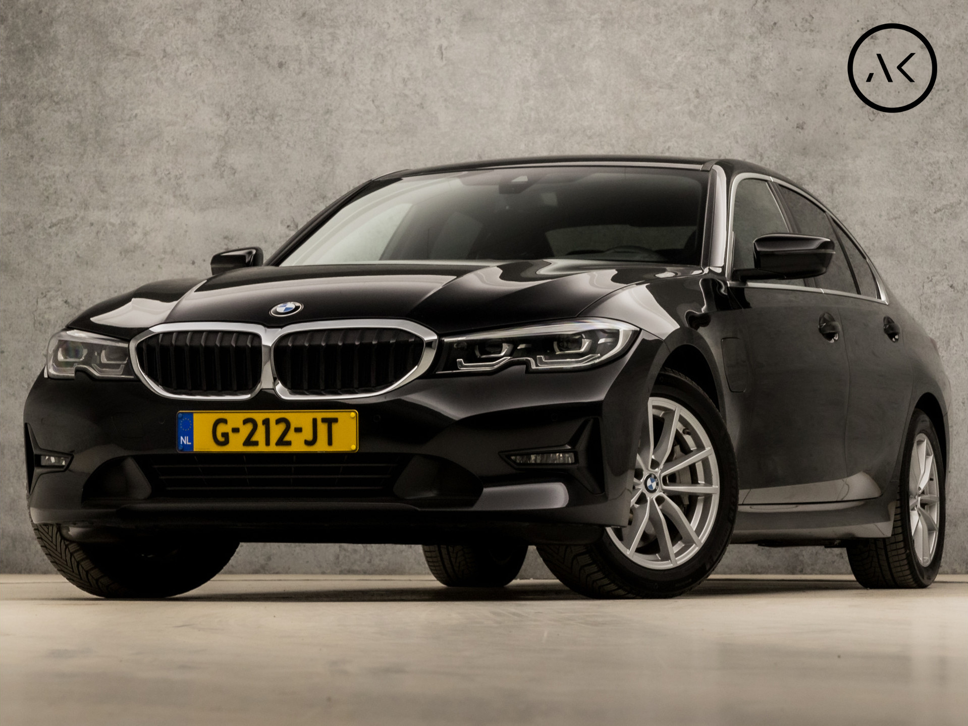 BMW 3 Serie 330e Sportline 293Pk Automaat (APPLE CARPLAY, M STUUR, 1e EIGENAAR, GROOT NAVI, STOELVERWARMING, LEDEREN SPORTSTOELEN, CAMERA, ZWART HEMEL, GETINT GLAS, HIFI, LANE ASSIST, NIEUWE APK, NIEUWSTAAT)