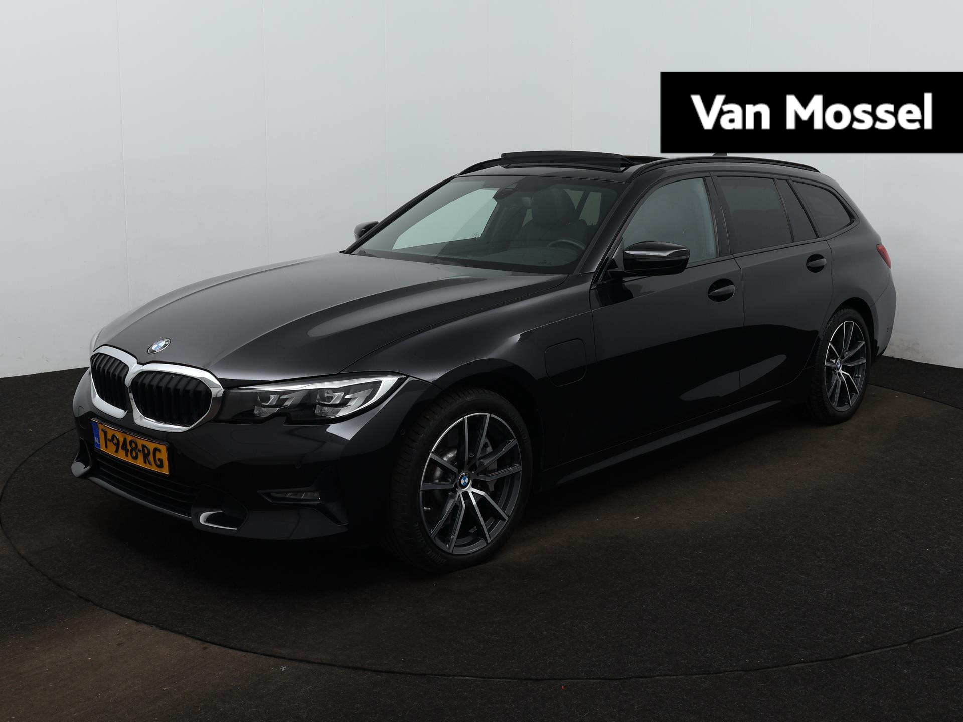BMW 3 Serie Touring 330e High Executive | Automaat | Panorama dak | Leder | Navigatie | Camera | Schuifdak | Parkeer sensoren | LMV | LED | Climate control | Virtual cockpit | Zwart optiek | Lage km stand