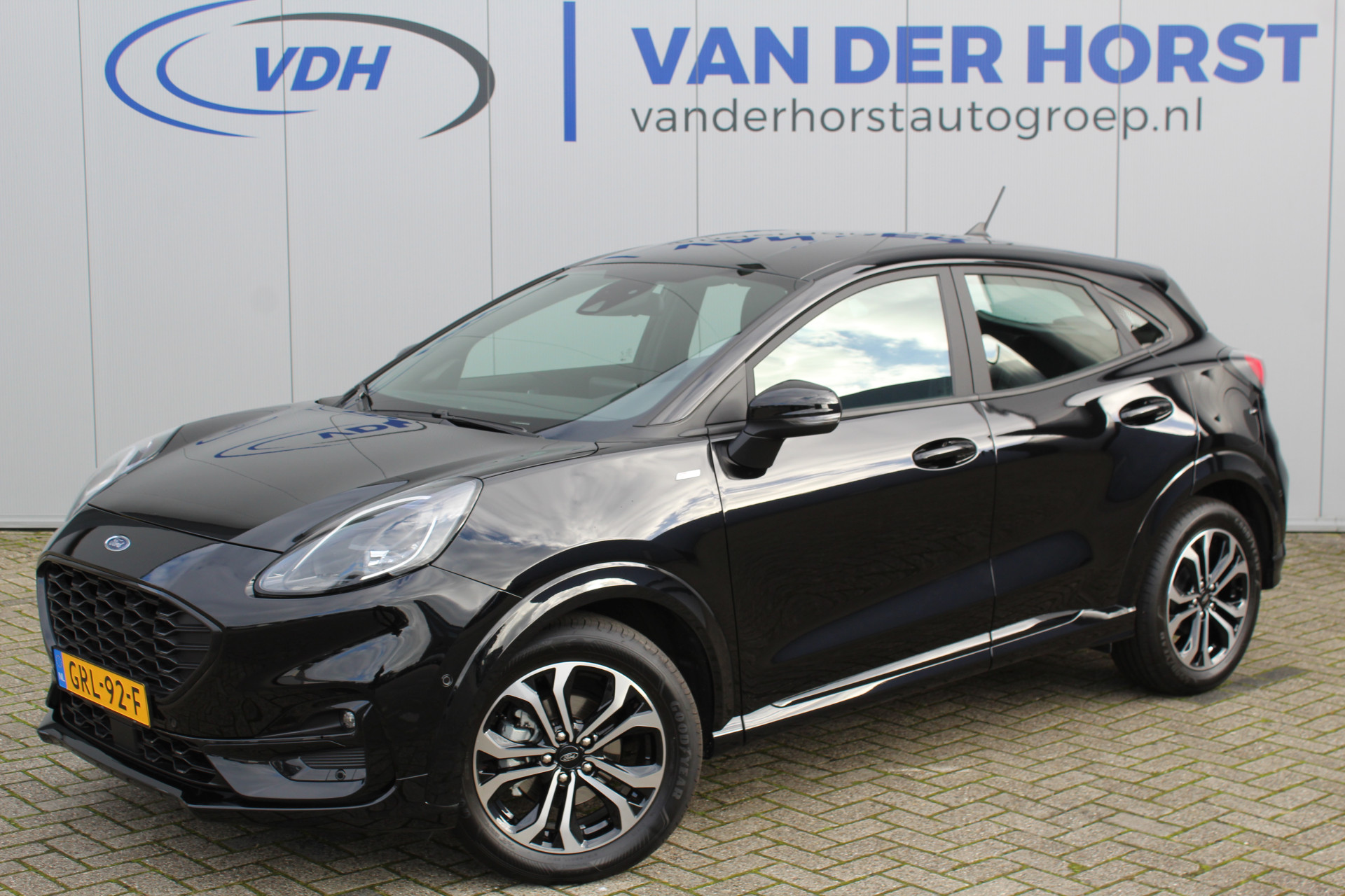 Ford Puma 1.0-125pk EcoBoost Mild-Hybrid ST-Line. Z.g.a.n., slechts 7.400km ! Garantie t/m 21-02-2028 ! Volautm. airco, navigatie, telefoonvoorb., camera, LM wielen, lane- en side assist, adaptive cruise control, stoel-, stuur- en voorraamverwarming, LED verlichting etc.