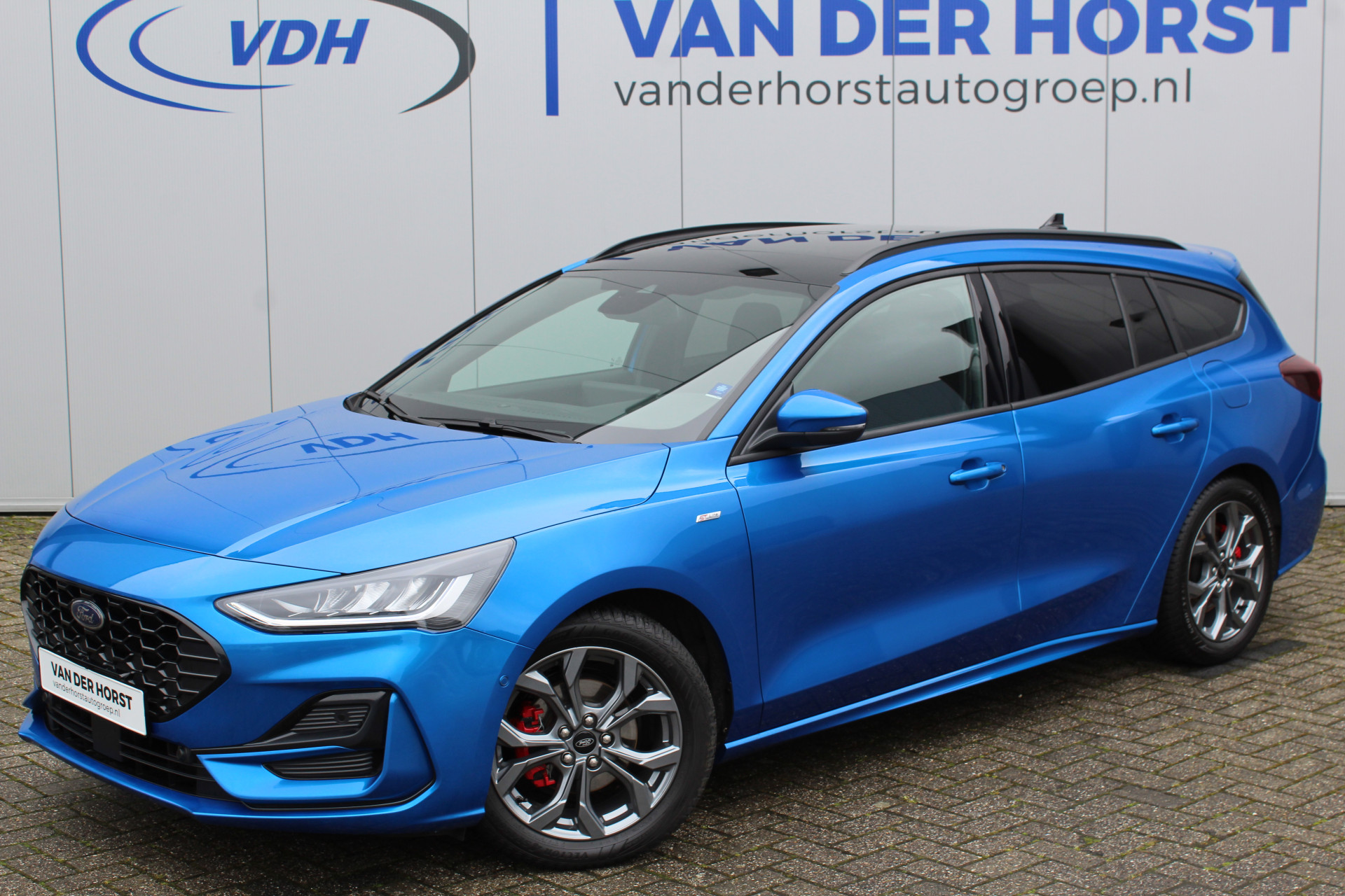 Ford Focus Wagon 1.0-125pk EcoBoost ST-Line X. Mooie, luxe uitvoering met slechts 16.400km ! Volautm. airco dual, navigatie, telefoonvoorb., B&O soundsyst., ergonomische stoelen, stoel-, stuur- en voorraamverw., bestuurders assistent pakket, elektr. panoramadak etc.