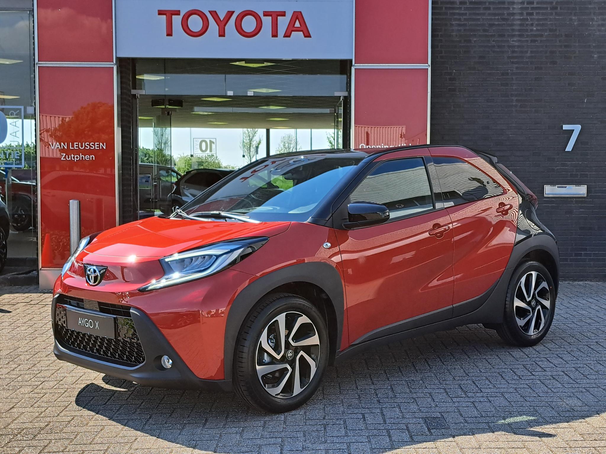 Toyota Aygo X PULSE NIEUW!! APPLE/ANDROID LED AD-CRUISE CLIMA PARKEERCAMERA 17"LM-VELGEN