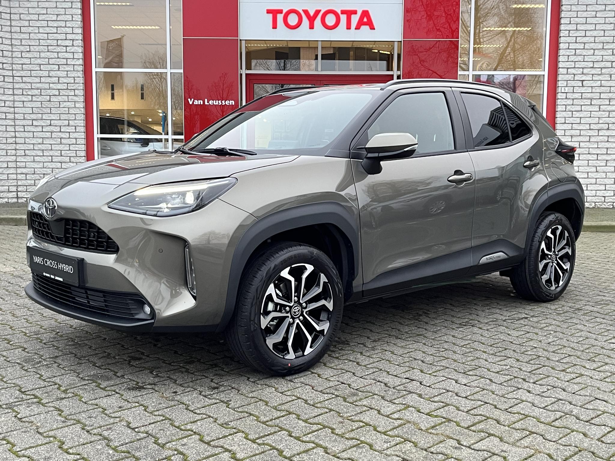 Toyota Yaris Cross 1.5 HYBRID 115 FIRST EDITION NIEUW & DIRECT LEVERBAAR!!! COMFORT-PACK STOEL/STUUR/VOORRUITVERW BLIND-SPOT PARK-SENSOREN APPLE/ANDROID KEYLESS LED 17" LM-VELGEN NL-AUTO