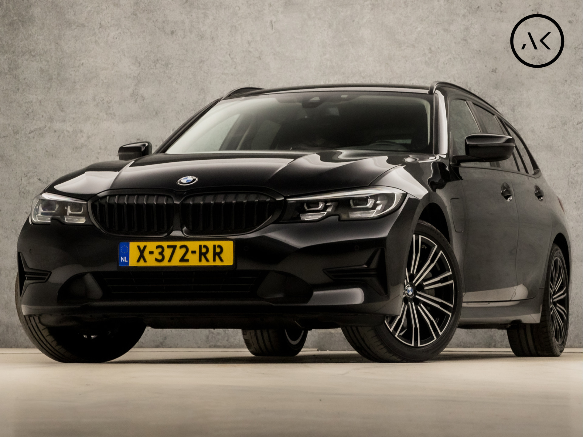 BMW 3 Serie Touring 330e xDrive High Executive 293Pk Automaat (APPLE CARPLAY, DEALER ONDERHOUDEN, GROOT NAVI, CAMERA, STOELVERWARMING, LEDEREN SPORTSTOELEN, ELEK ACHTERKLEP, GETINT GLAS, VIRTUAL COCKPIT, LANE ASSIST, NIEUWSTAAT)