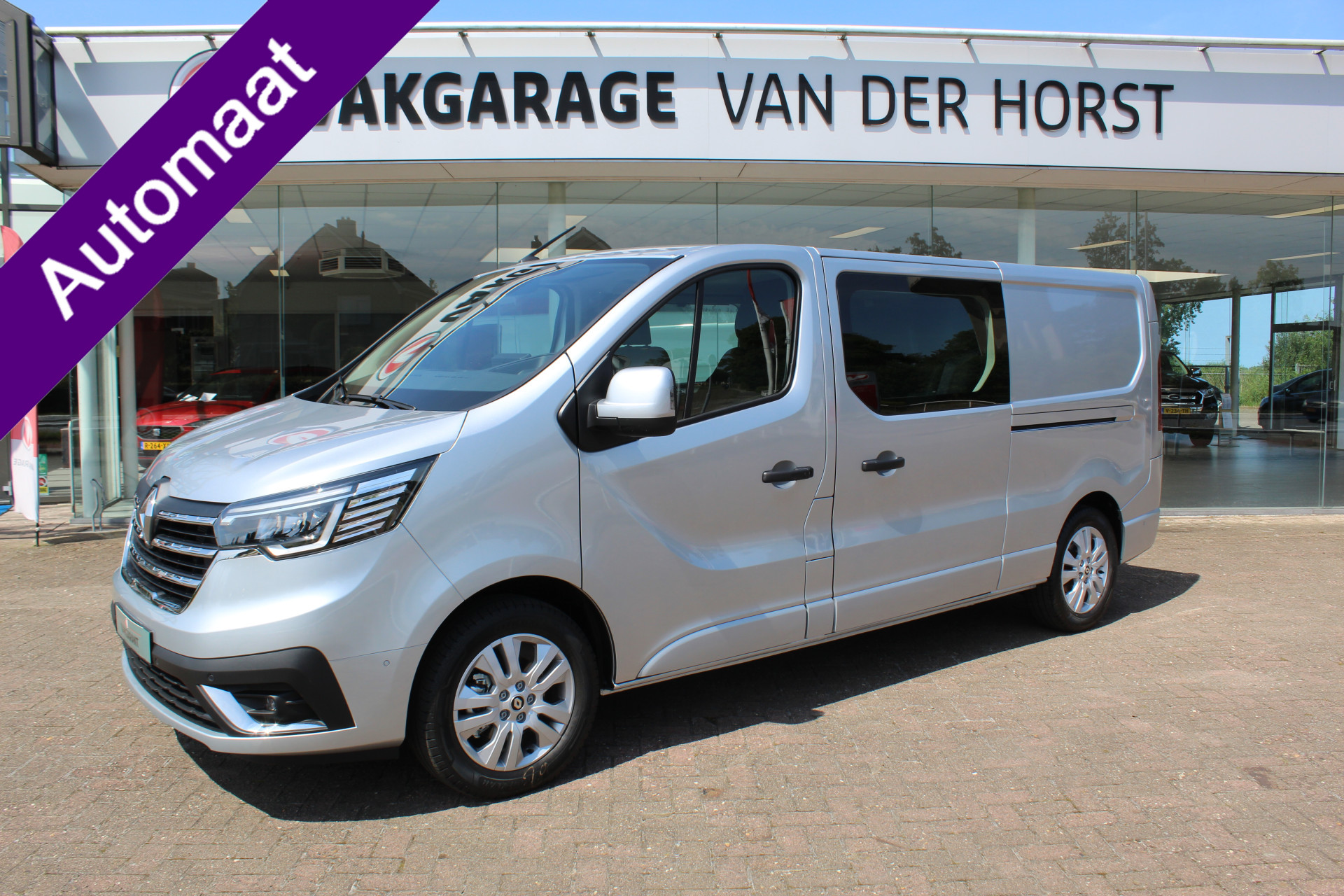 Renault Trafic 2.0-170pk dCi T29 L2H1 Luxe dubbele cabine AUTOMAAT. Zeer luxe Renault Trafic dubbele cabine. Volautm. airco, navigatie, telefoonvoorb., metallic lak, LM wielen, schuifdeur li.+re., armsteunen li.+re voor, Isofix etc, etc