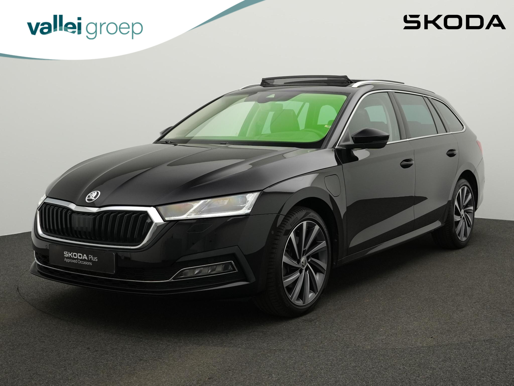 Škoda Octavia Combi 1.4 TSI 204 pk DSG iV PHEV Style | Panoramadak | Matrix LED | Geheugenstoelen | Leder/alcantara | Stoel-/achterbankverwarming | Achteruitrijcamera