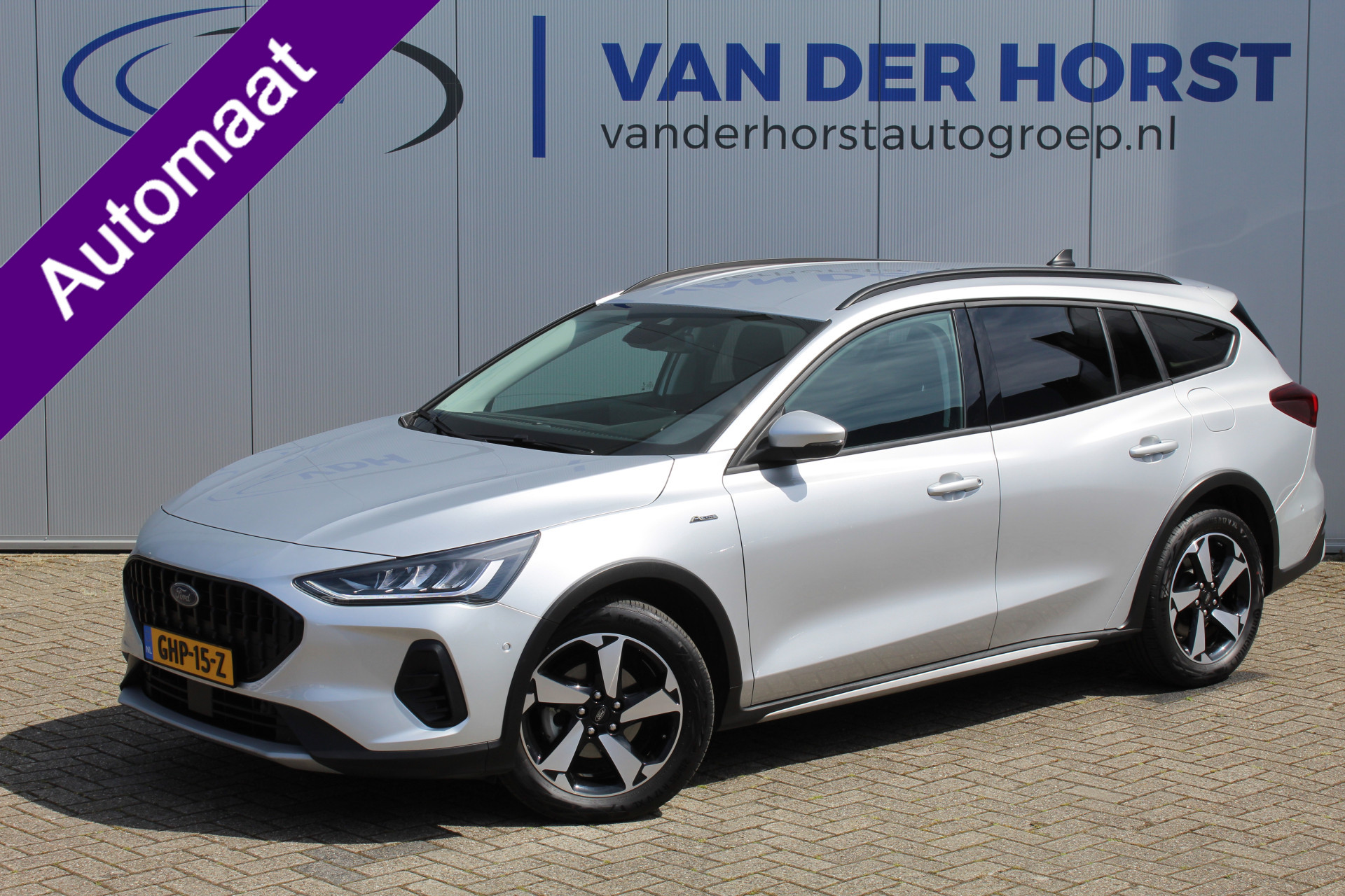Ford Focus Wagon 1.0 EcoBoost,155pk Active AUTOMAAT ! Trekgewicht 1.500kg ! Slechts 12.000km ! Ruim €. 9.000,- beneden de nieuwprijs ! Volautm. airco dual, navigatie, telefoonvoorb., adaptive cruise control, LED verlichting, metallic lak, camera, front-, lane- en side assist, LM wielen, Isofix etc.