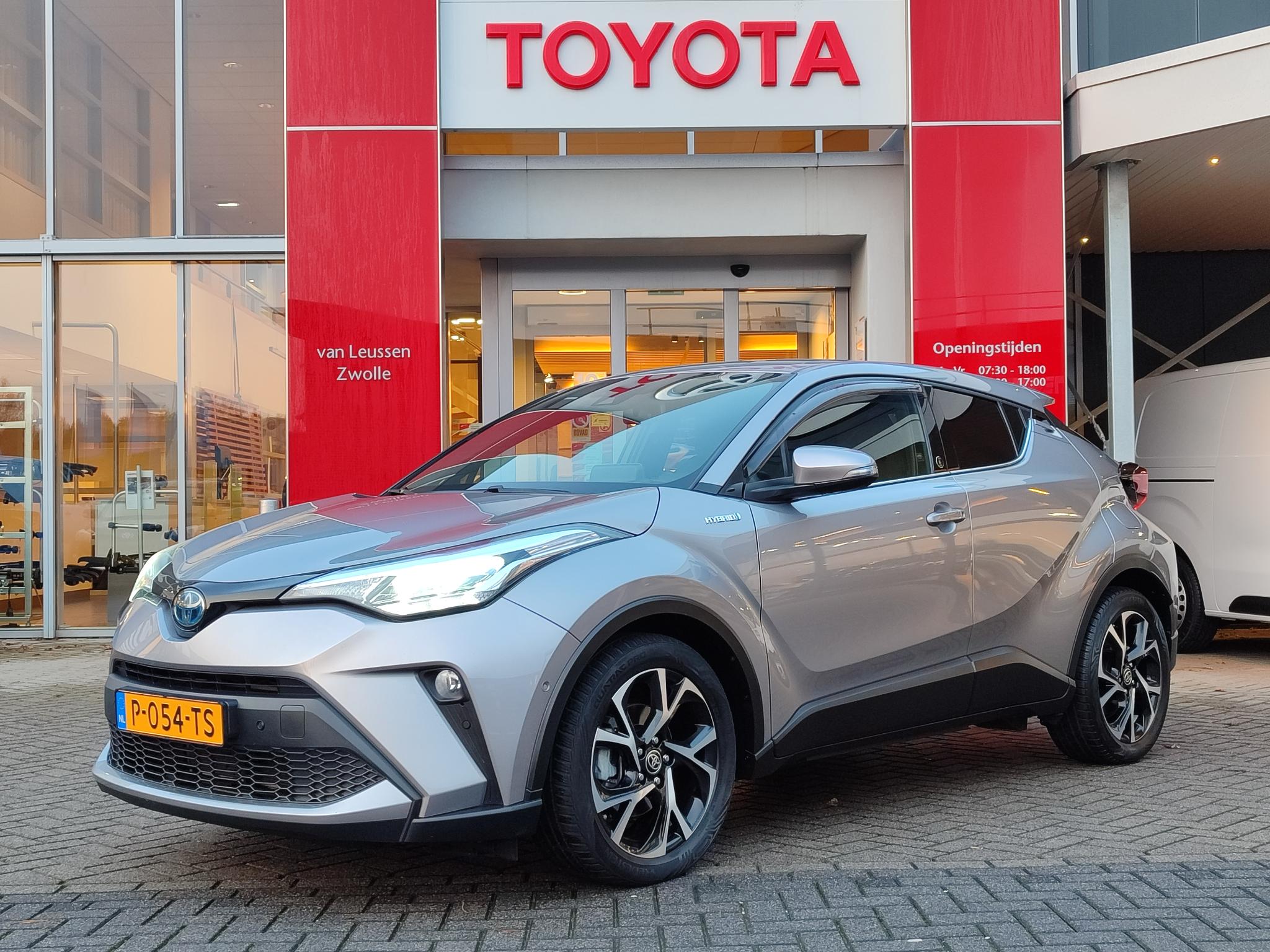 Toyota C-HR 2.0 Hybrid Dynamic STOEL/STUURVERW TREKHAAK DODEHOEKDETECTIE 18' LM-VELGEN APPLE/ANDROID PARK-SENSOREN AD-CRUSIE CAMERA BLUETOOTH