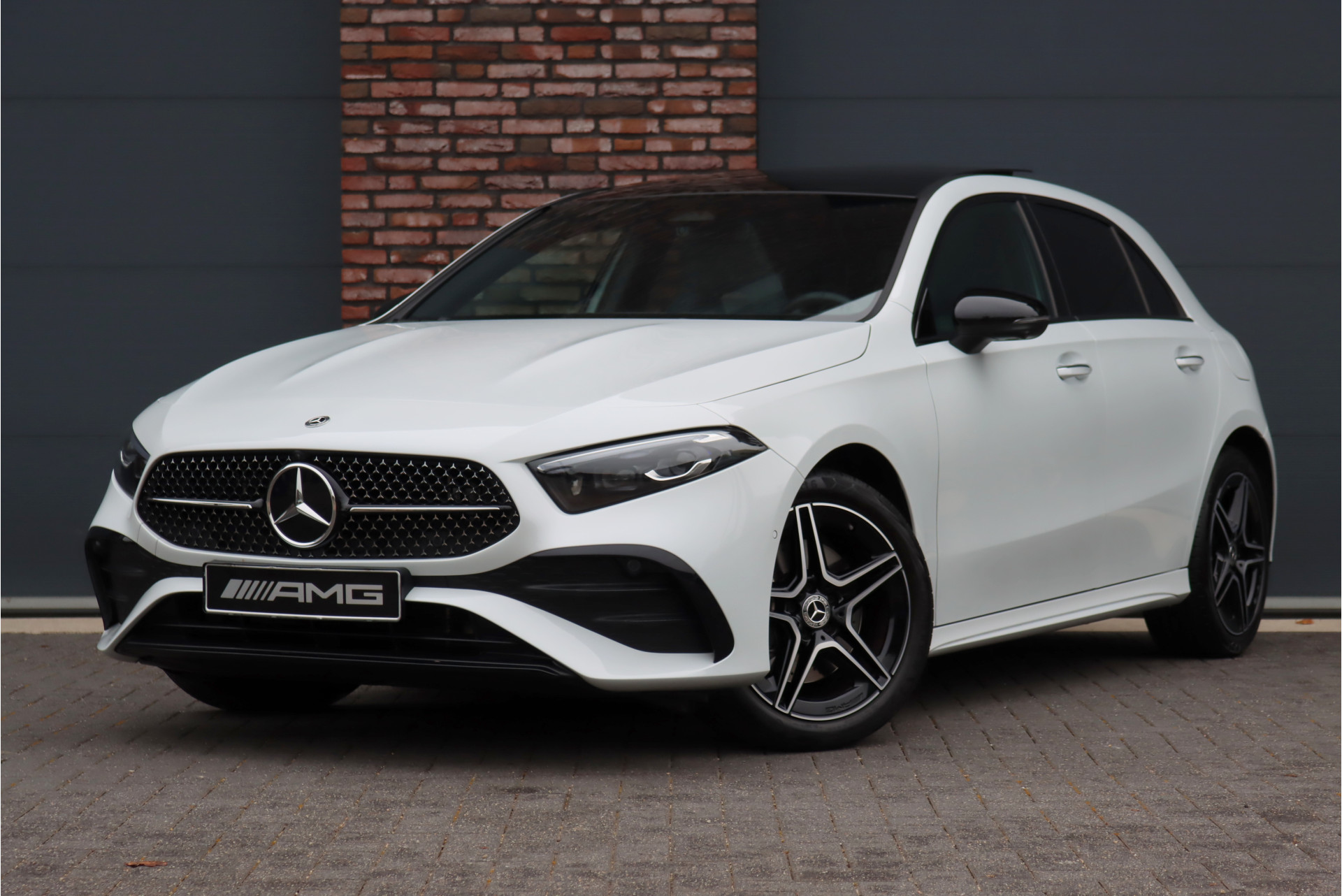 Mercedes-Benz A-Klasse 250 e Premium+ AMG Line Aut8 | Facelift | Exclusiefpakket | Distronic+ | Panoramadak | Memory | Keyless Go | Surround Camera | Augmented Reality | Sfeerverlichting |