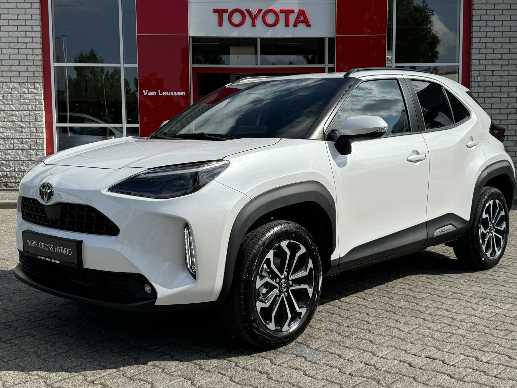 Toyota Yaris Cross 1.5 HYBRID 115 FIRST EDITION NIEUW & DIRECT LEVERBAAR!!! NAVI LED KEYLESS 17" LM-VELGEN APPLE/ANDROID SMART CONNECT