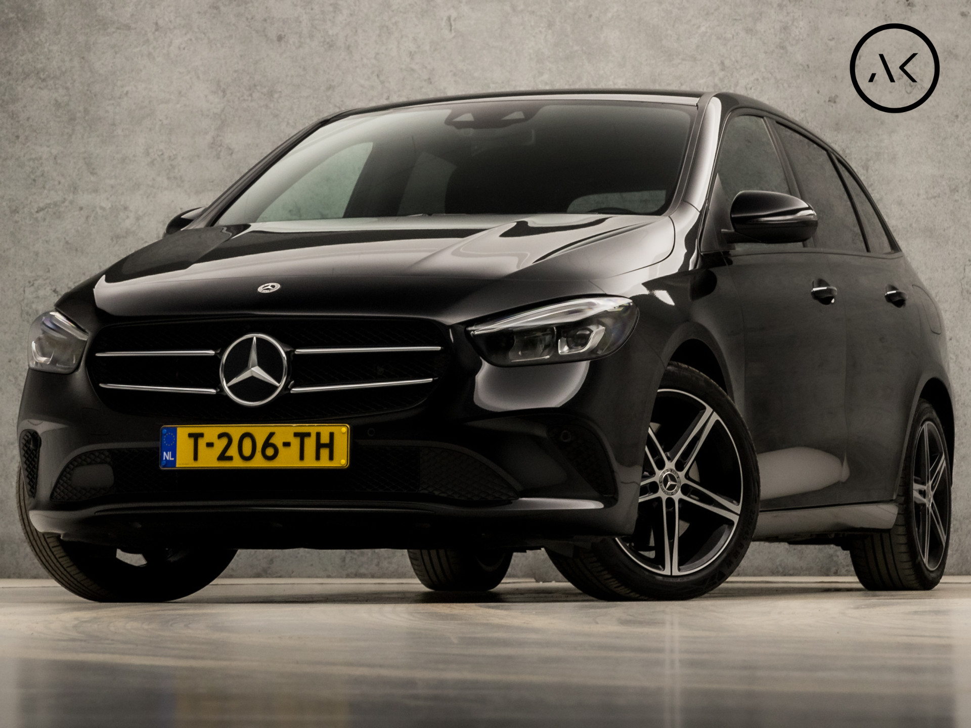 Mercedes-Benz B-Klasse 250 e Premium Sport 218Pk Automaat (APPLE CARPLAY, SFEERVERLICHTING, GROOT NAVI, WIDE SCREEN, CAMERA, LEDER, STOELVERWARMING, SPORTSTOELEN, KEYLESS, DAB+, ZWART HEMEL, NIEUWSTAAT)