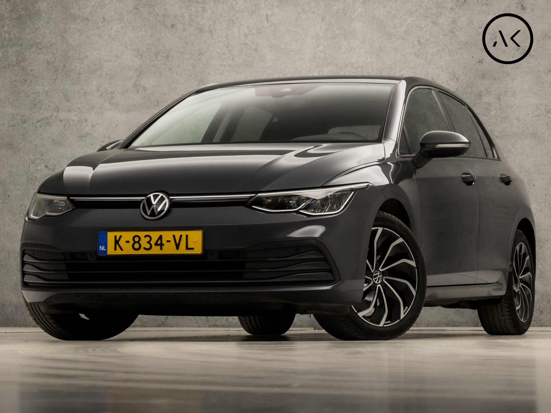 Volkswagen Golf 2.0 TDI Sport 150Pk Automaat (APPLE CARPLAY, GROOT NAVI, SFEERVERLICHTING, STUUR/STOELVERWARMING, GETINT GLAS, SPORTSTOELEN, KEYLESS, LED KOPLAMPEN, NIEUWE APK, NIEUWSTAAT)