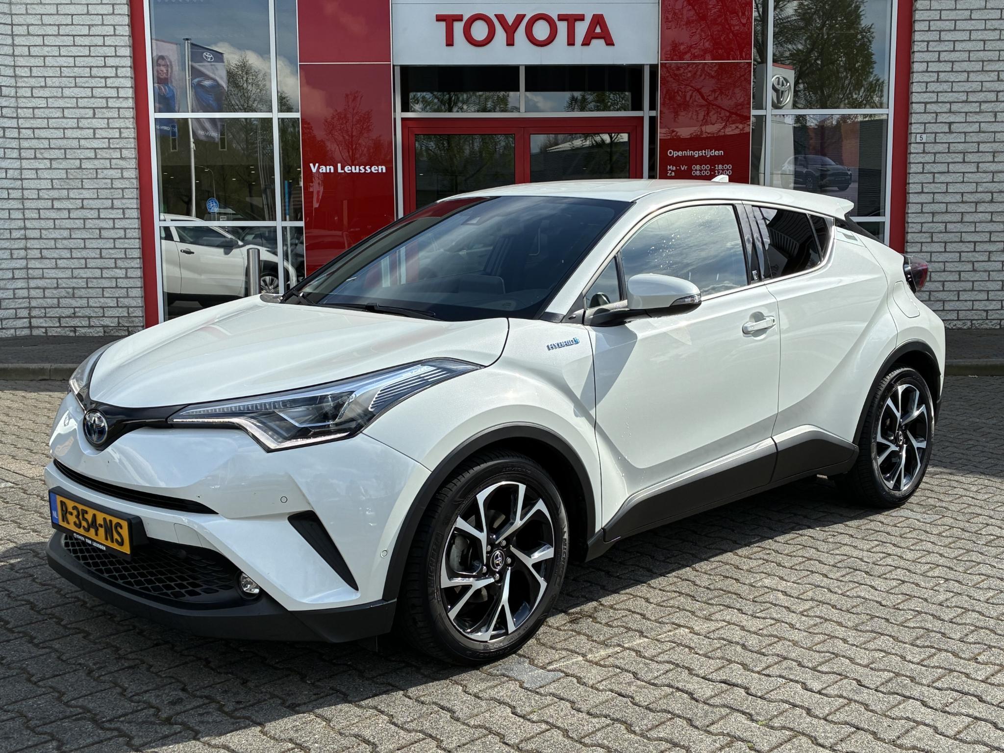 Toyota C-HR 1.8 HYBRID STYLE TREKHAAK STOEL/STUURVERW BLIND-SPOT PARK-SENSOREN NAVI 18" LM-VELGEN
