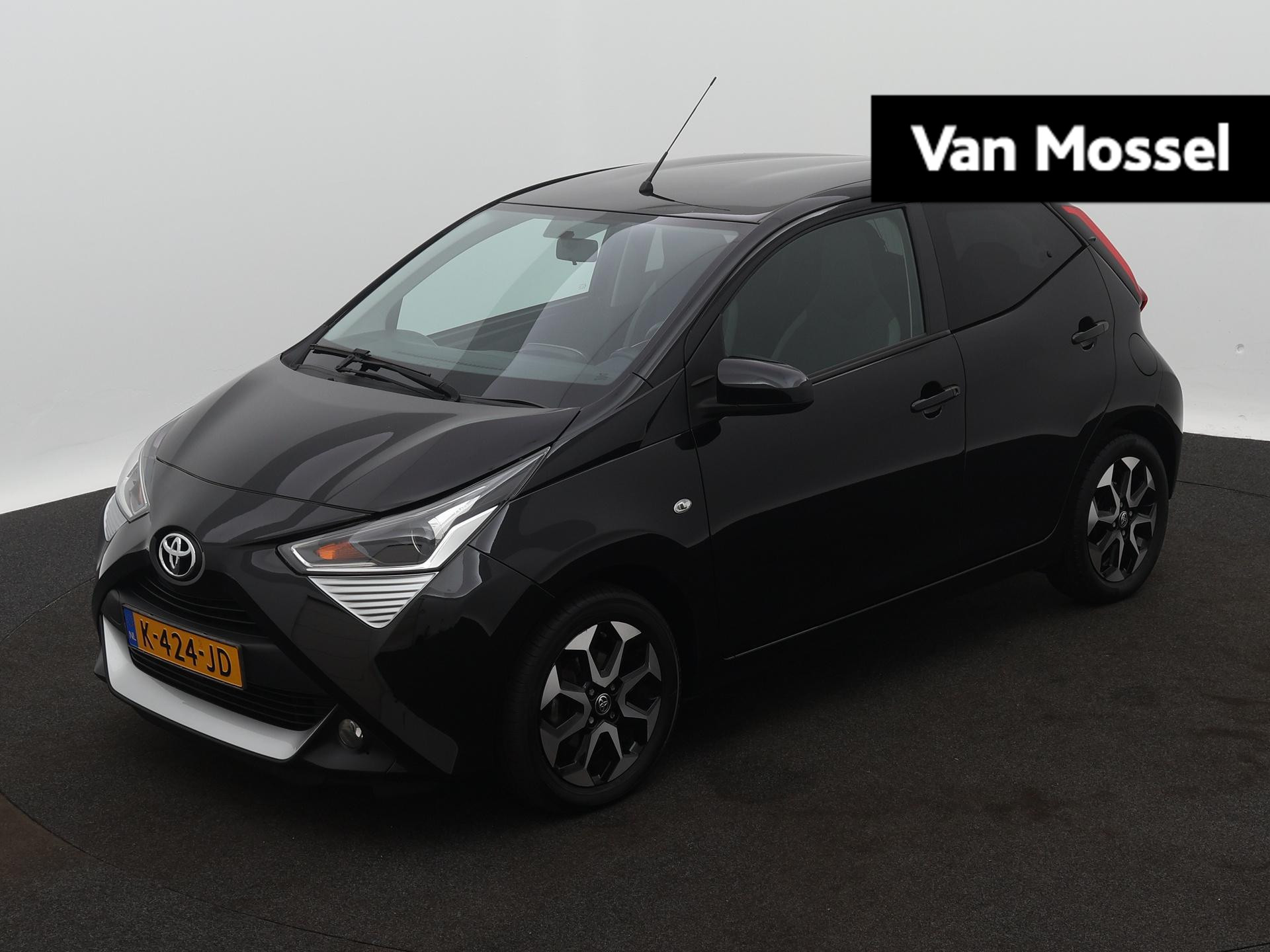 Toyota Aygo 1.0 VVT-i x-joy | 72pk | Camera | Navigatie | Lichtmetalen Velgen | Climate Control | Cruise Control | 85.000km! |