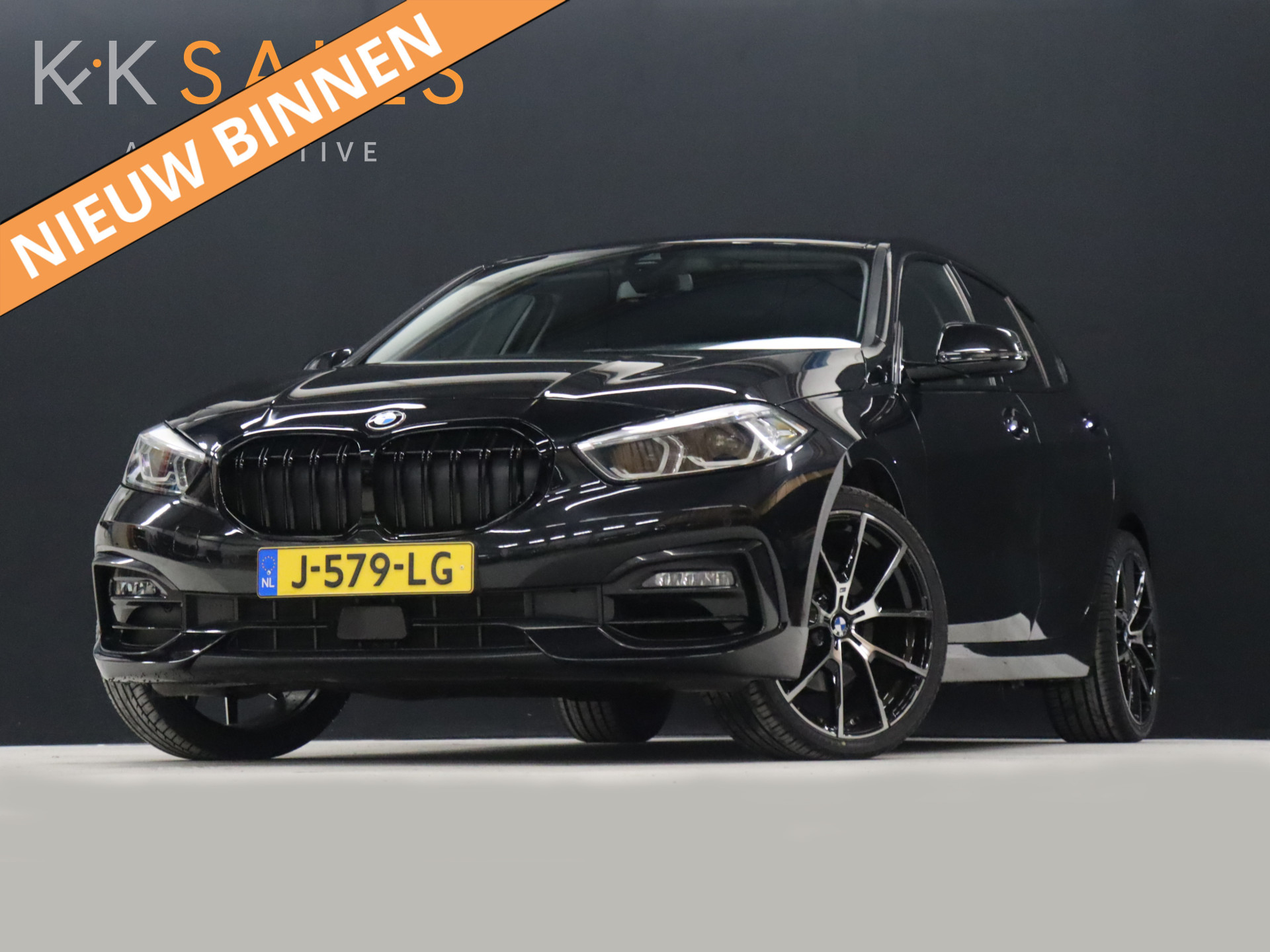 BMW 1 Serie 118i Sport Line [APPLE CARPLAY, NAVIGATIE, LED, DAB, STUUR LEDER, SPORTSTOELEN, NIEUWSTAAT]