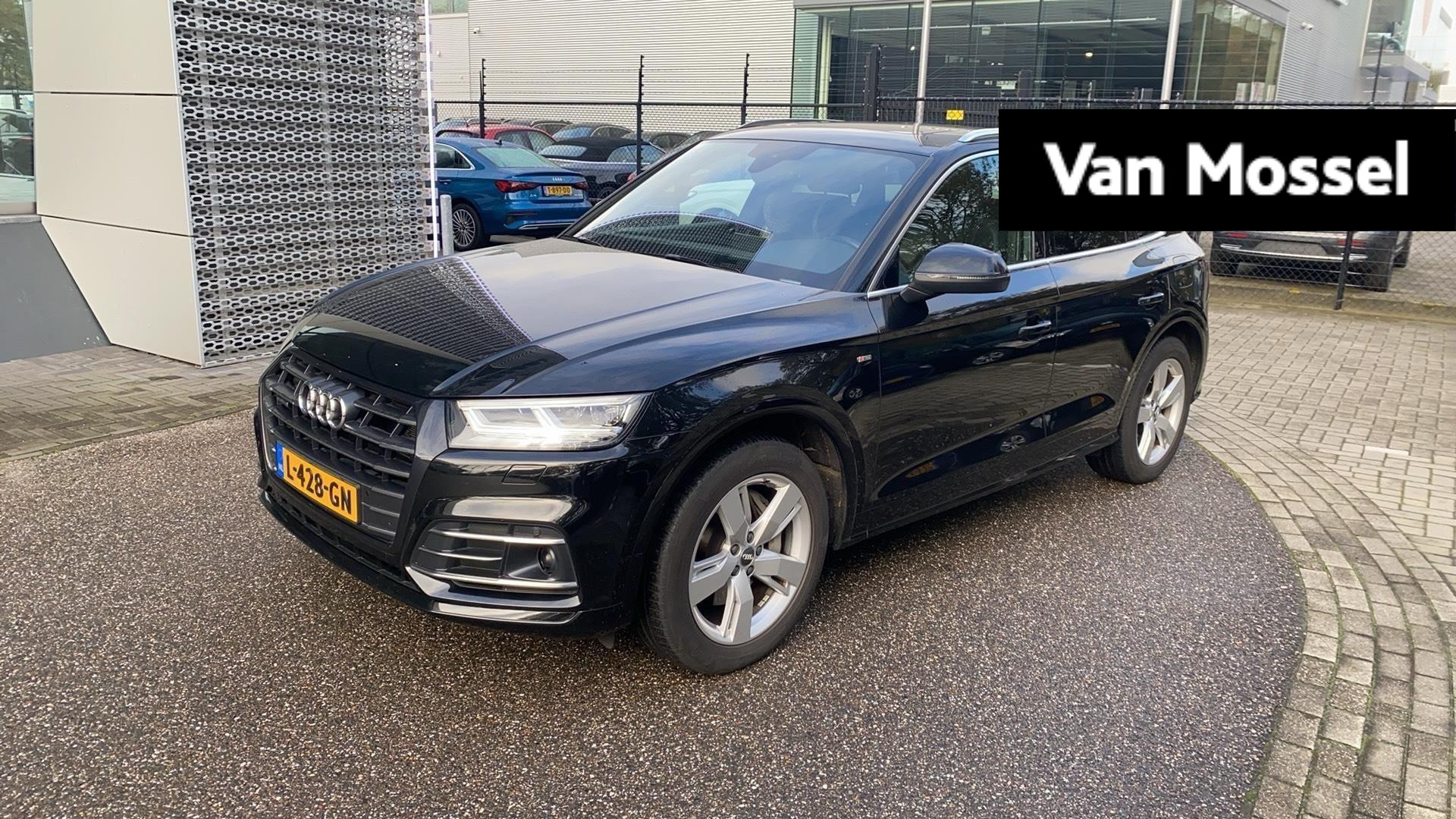 Audi Q5 55 TFSI e quattro Competition 367 PK | S-Line | Automaat | Luchtvering | Panoramadak | Camera | Navigatie | Dodehoeksensoren | Leder | Stoelverwarming | Trekhaak | Apple Carplay | Android Auto | Adaptive Cruise Control | Airconditioning 3 zones | Virtual Cockpit Plus |