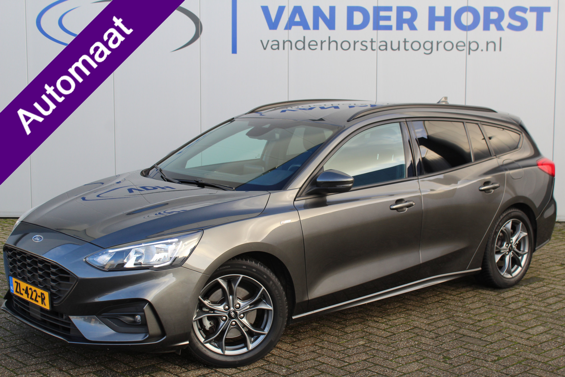 Ford Focus Wagon 1.0-125pk EcoBoost ST-Line AUTOMAAT ! Heel erg nette en goed onderhouden Ford Focus ST-Line wagon automaat. Volautm. airco dual, stoel-, stuur- en voorraamverw., camera, trekhaak, navigatie, telefoonvoorb., LM wln, cruise cntrl, skiluik etc., etc....