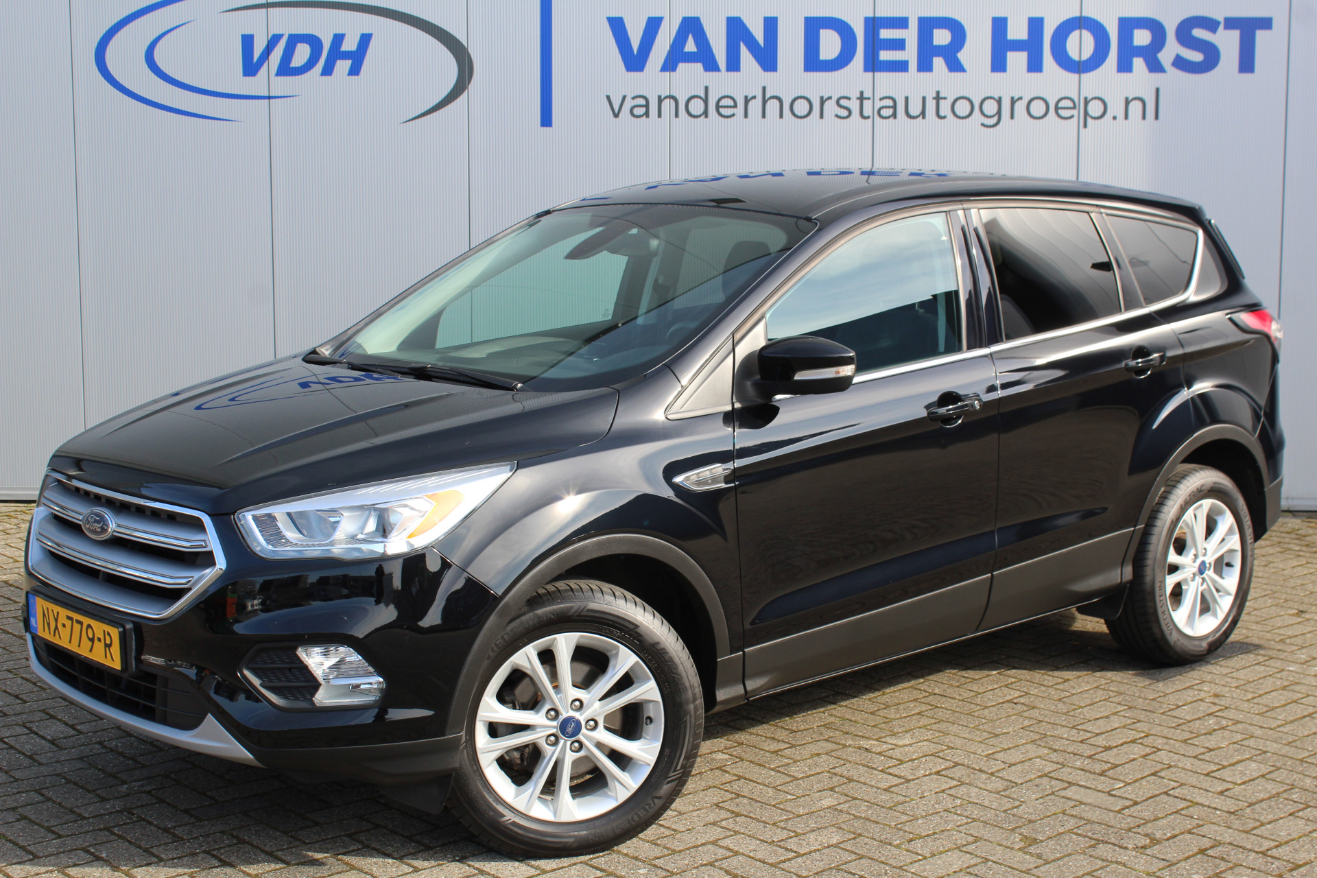 Ford Kuga 1.5-150pk EcoBoost Titanium. Nette goed onderhouden Ford Kuga. LET OP caravanbezitters: trekgewicht 2.000kg ! Volautm. airco, voorraam verwarming, elektr. trekhaak, navigatie, telefoonvoorb., LM wielen, metallic lak etc.