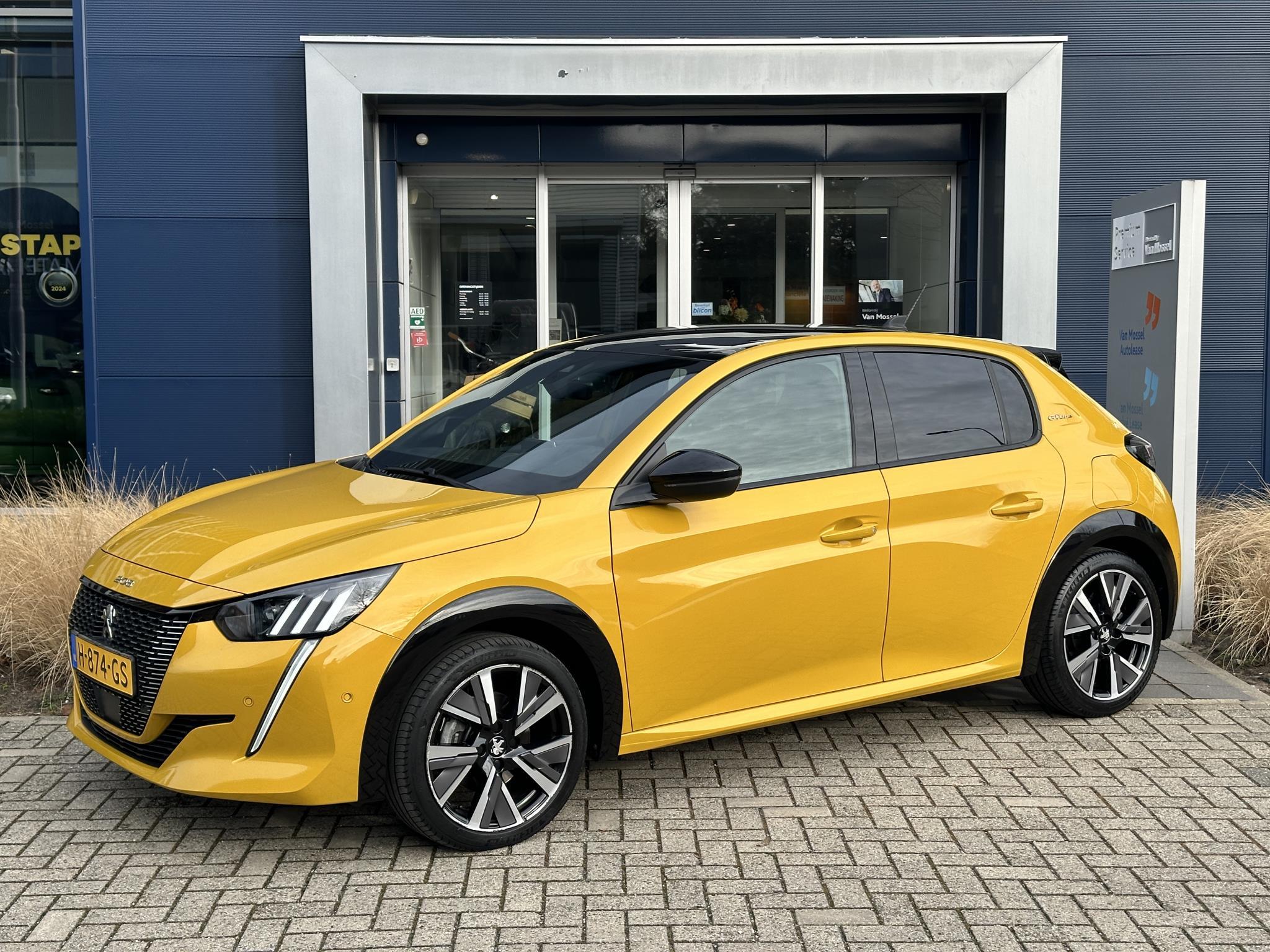 Peugeot 208 100 GT-Line Zwart dak l Panorama dak l Trekhaak afneembaar | Draadloze telefoonlader