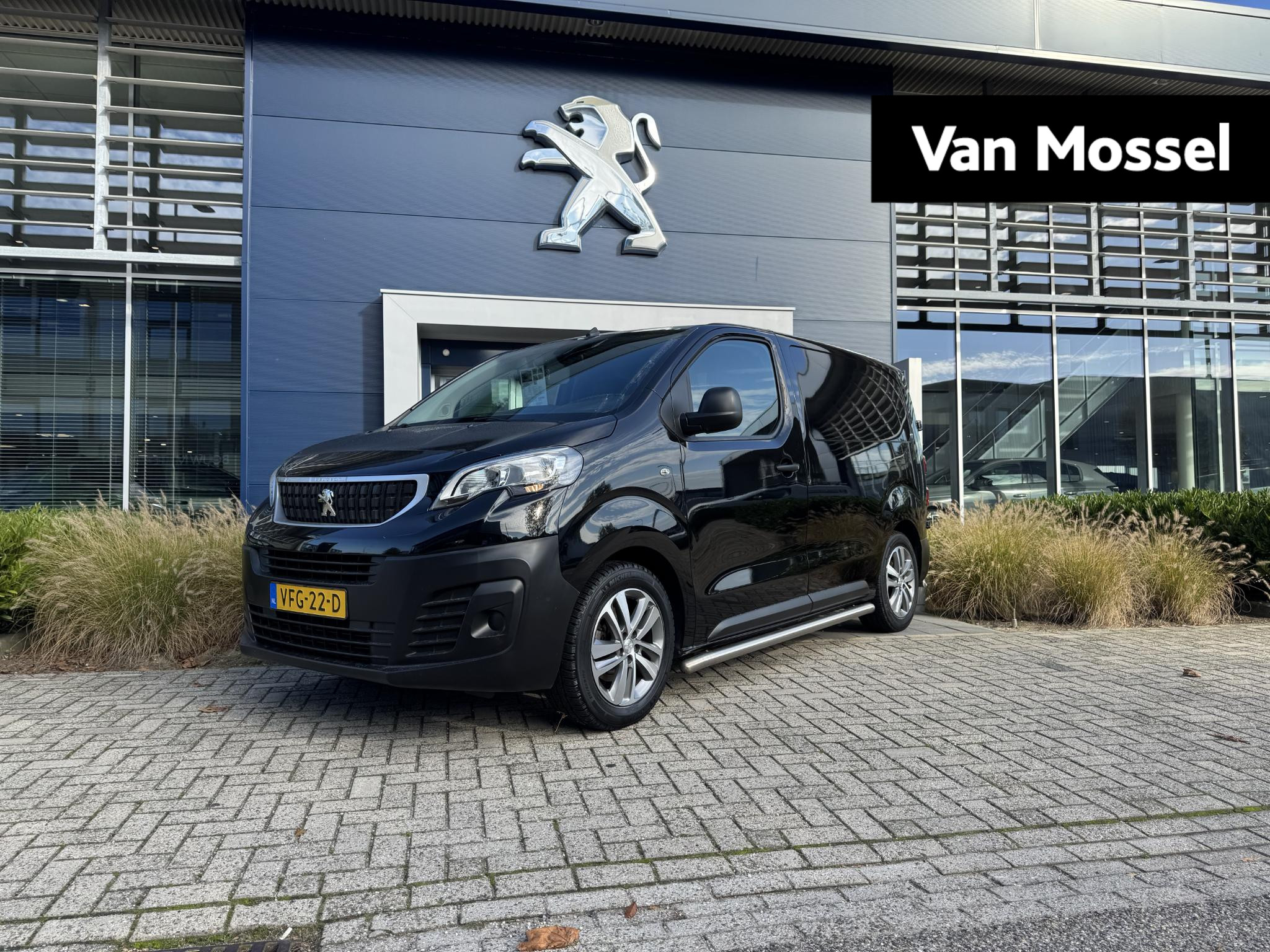 Peugeot Expert 1.5 BlueHDI 100 Compact Premium Lage km stand en sidebars en backbar