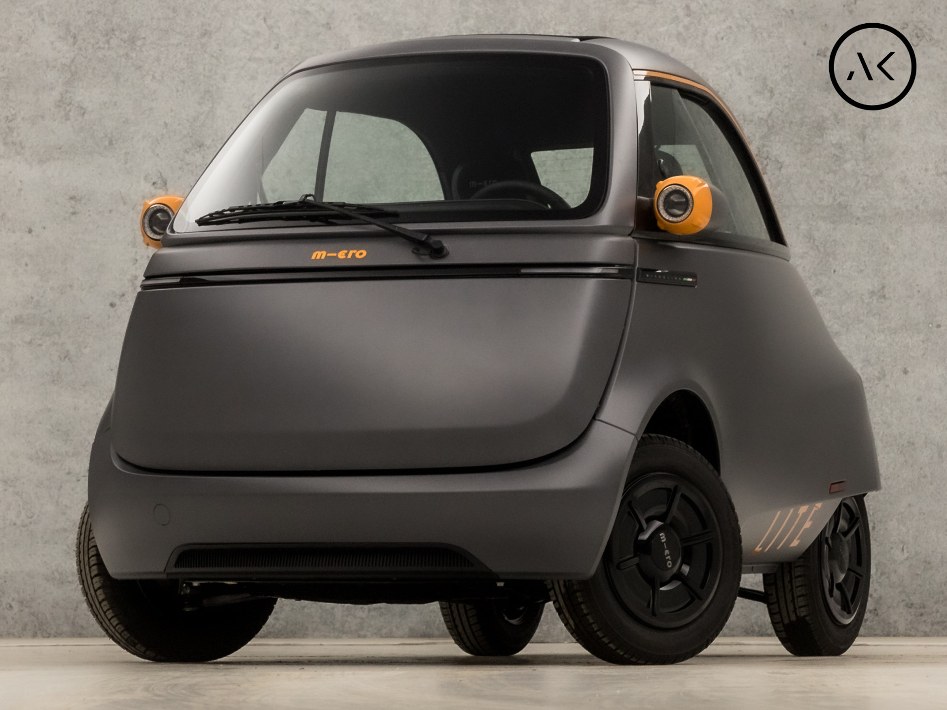 Microlino Competizione L6 5.5 kWh (LEASE 250,- P/M, 45 KMH, NIEUW, BROMMER RIJBEWIJS, 100KM ACTIERADIUS, DIRECT LEVERBAAR, BERLIN ANTHRACITE MATT, LEDER, ALCANTARA, SCHUIFDAK, NIEUWSTAAT)