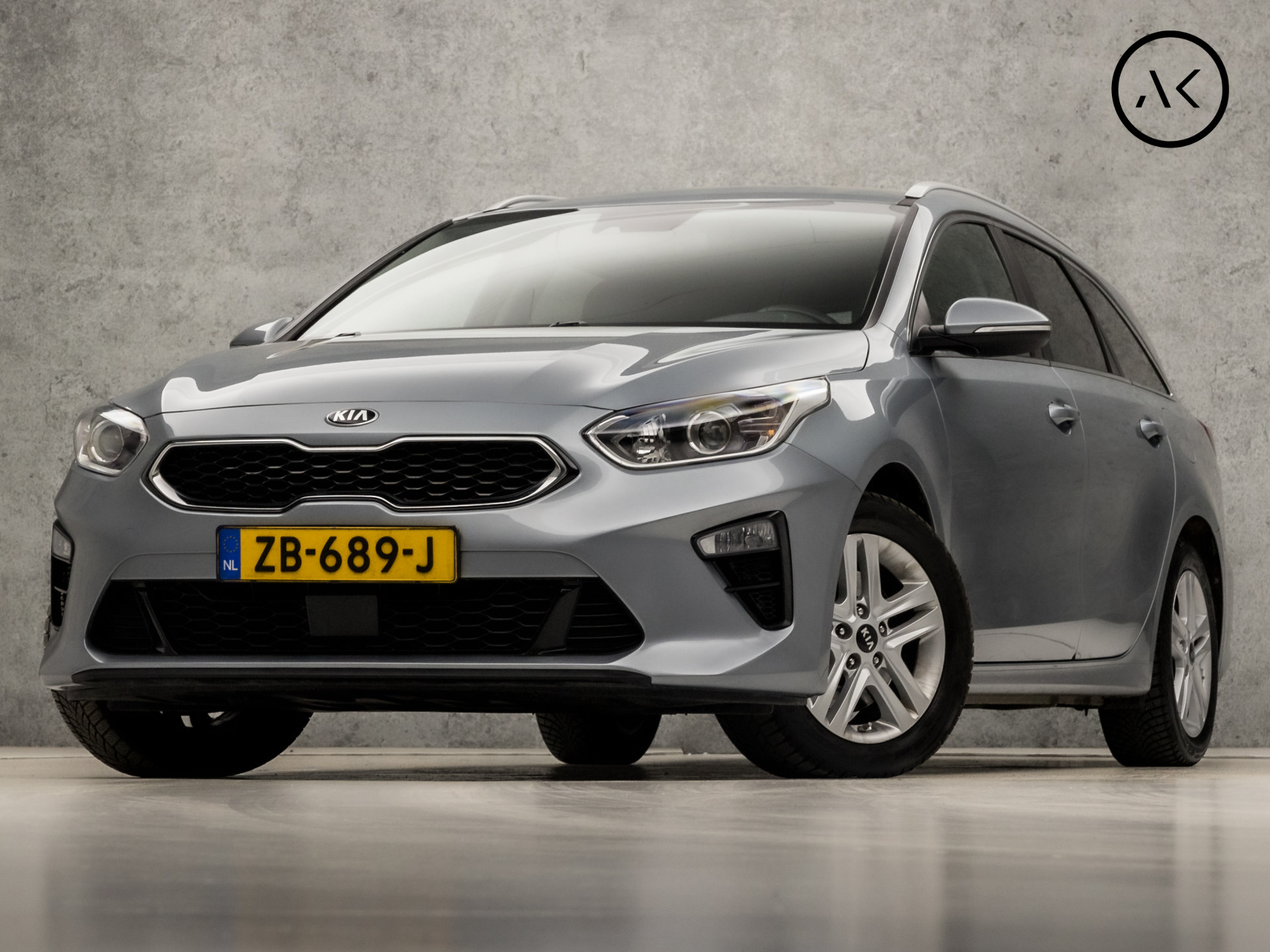 Kia Ceed Sportswagon 1.0 T-GDi DynamicPlusLine (GROOT NAVI, LEDER, KEYLESS, CAMERA, STOELVERWARMING, SPORTSTOELEN, TREKHAAK, GETINT GLAS, XENON, NIEUWSTAAT)