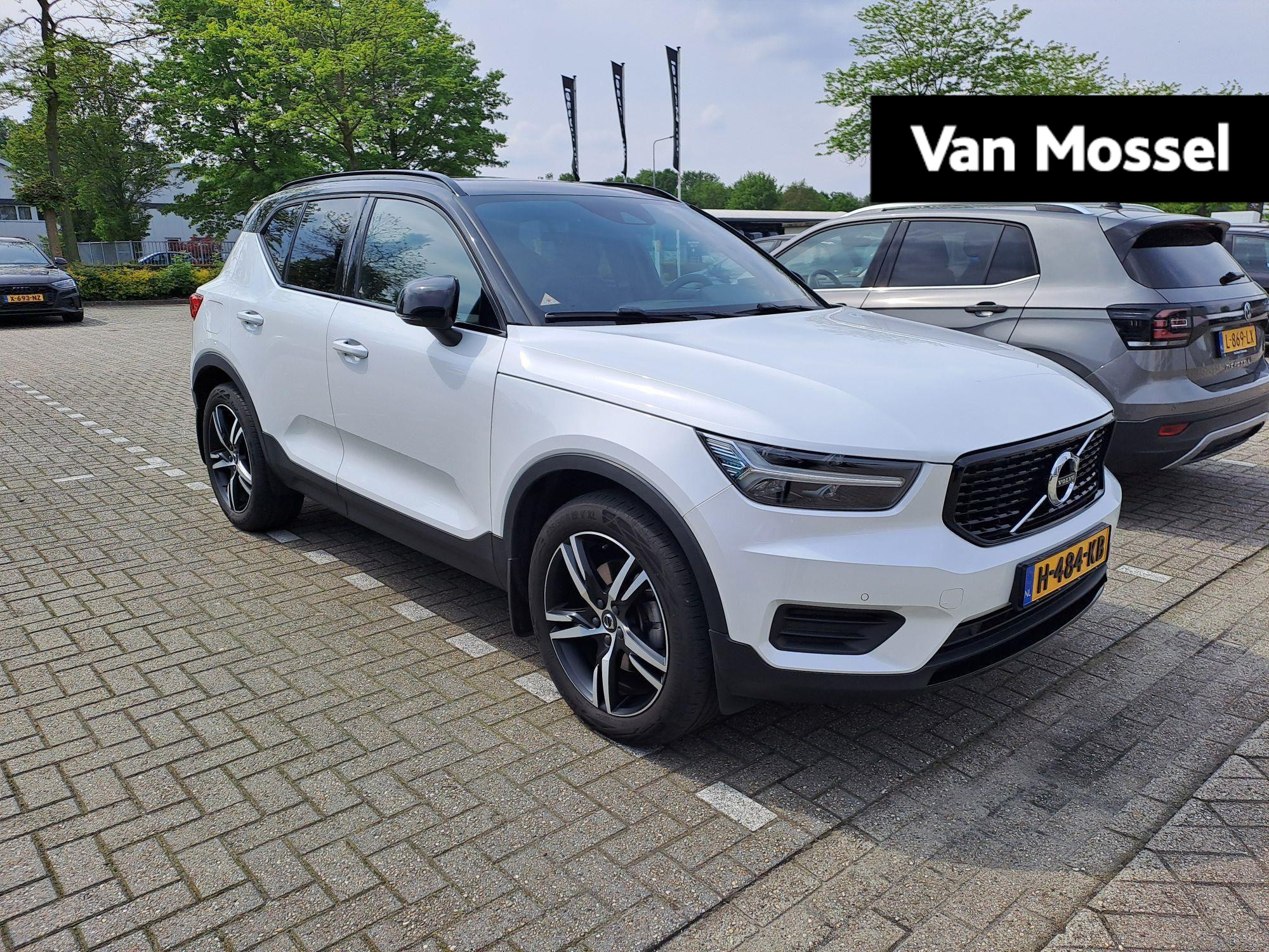 Volvo XC40 2.0 T4 R-Design | VERWACHT | PANORAMADAK | ELEKTRISCHE BESTUURDERSTOEL MET GEHUEGEN | STOELVERWARMING V+A | SPORTSTOELEN | WEGKLAPBARE TREKHAAK | NAVIGATIE | STUURWIEL VERWARMD | ACHTERUITRIJCAMERA | ELEKTRISCHE ACHTERKLEP | DODENHOEK ASSISTENT |