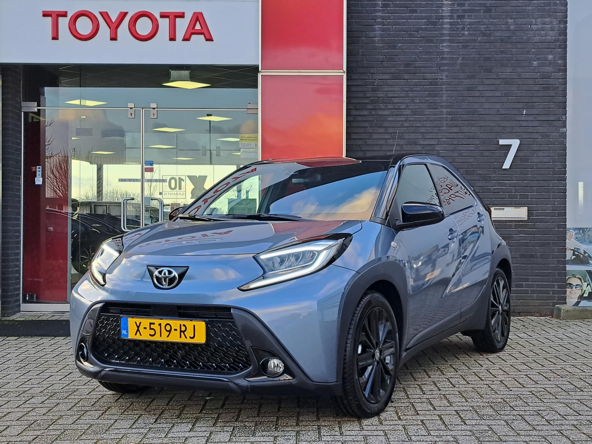 Toyota Aygo X PREMIUM APPLE/ANDROID JBL 18"LMV STOELVERWARMING KEYLESS NAVI PARK-SENSOREN LED-PAKKET NL-AUTO