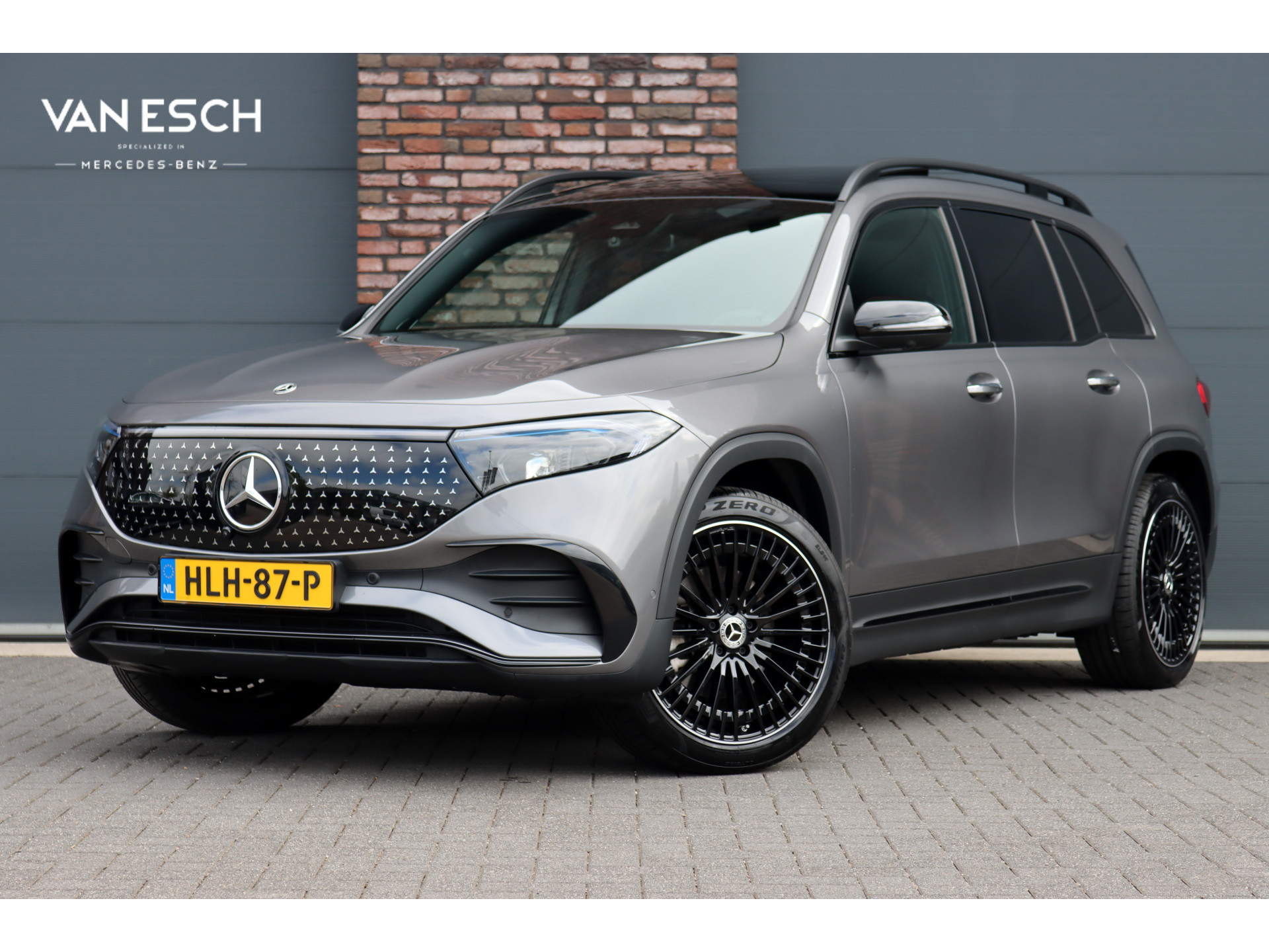 Mercedes-Benz EQB 350 4MATIC AMG Line 71 kWh | Facelift | Distronic | Burmester  | Memory | HUD | Trekhaak | Panoramadak | Verwarmd Stuurwiel | Keyless Go | Vario-achterbank |