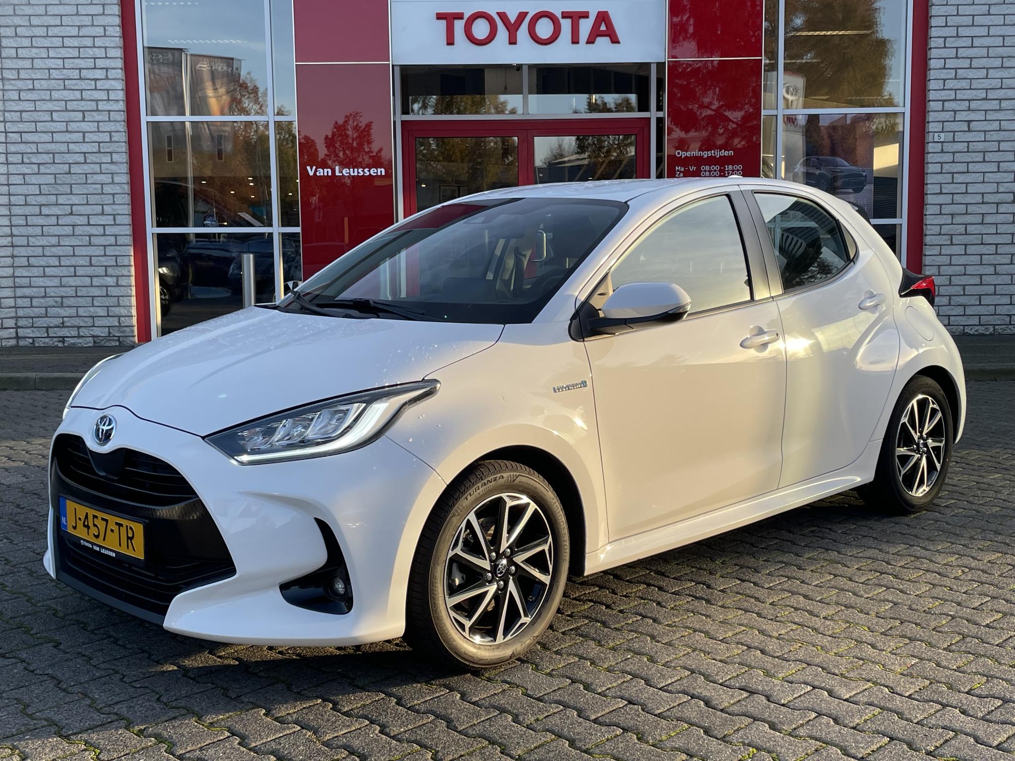 Toyota Yaris 1.5 HYBRID FIRST EDITION NAVI KEYLESS LM-VELGEN APPLE/ANDROID NL-AUTO 1E-EIG DEALERONDERHOUDEN