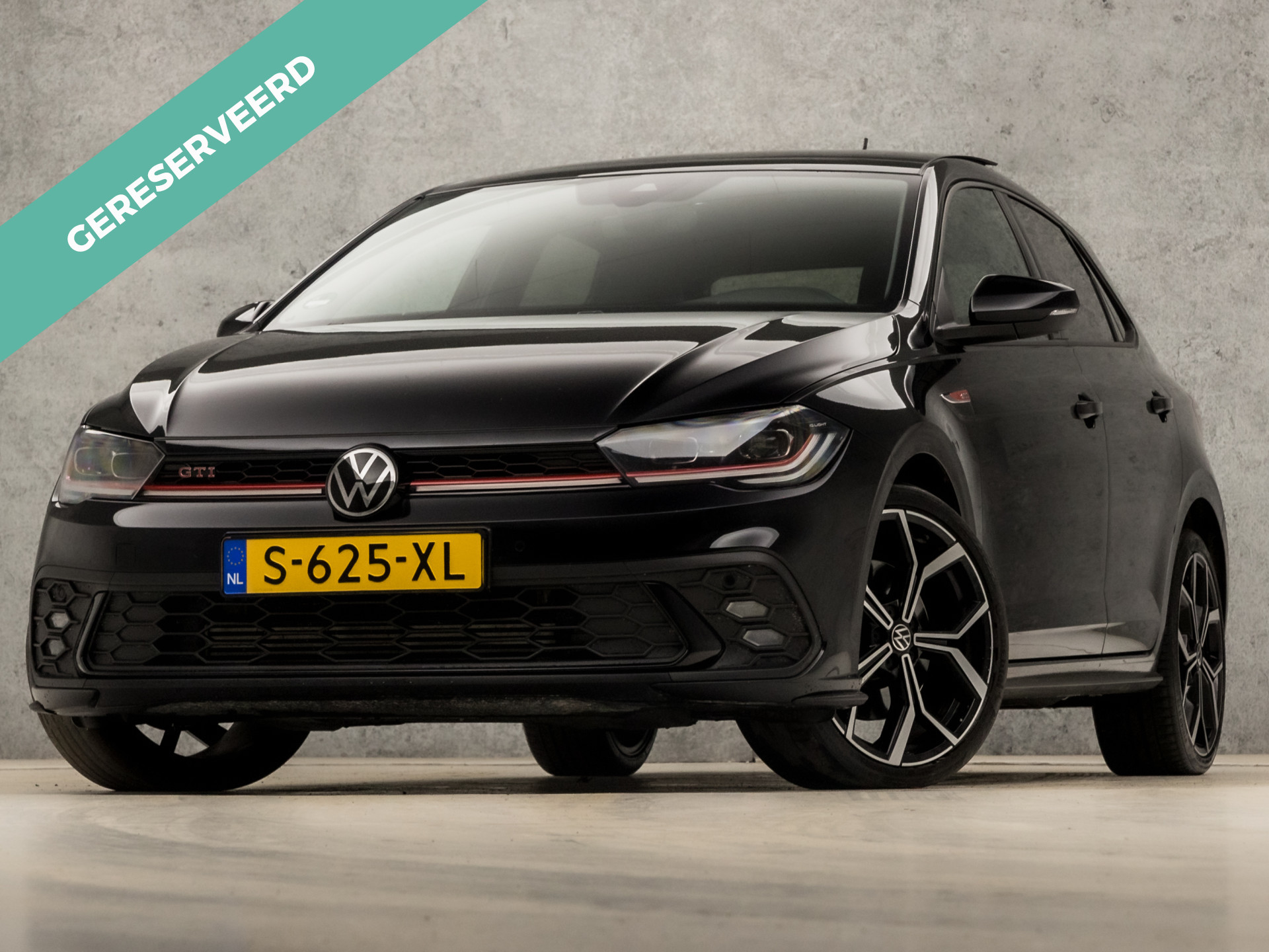 Volkswagen Polo 2.0 TSI GTI 207Pk Automaat (NIEUW MODEL, SCHUIFDAK, GRILLE VERLICHT, APPLE CARPLAY, BEATS AUDIO, SFEERVERLICHTING, STOELVERWARMING, GETINT GLAS, PARKEERSENSOREN, MODE KNOP, NIEUWSTAAT)