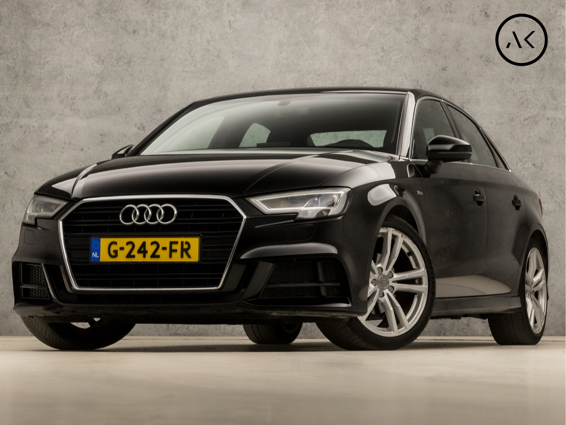 Audi A3 Limousine 35 TFSI S-Line Sport 150Pk Automaat (2X S-LINE, DIGITAL COCKPIT, APPLE CARPLAY, STOELVERWARMING, LEDER, SPORTSTOELEN, GROOT NAVI, PLAT S-LINE SPORTSTUUR, DAB+, NIEUWE APK, NIEUWSTAAT)