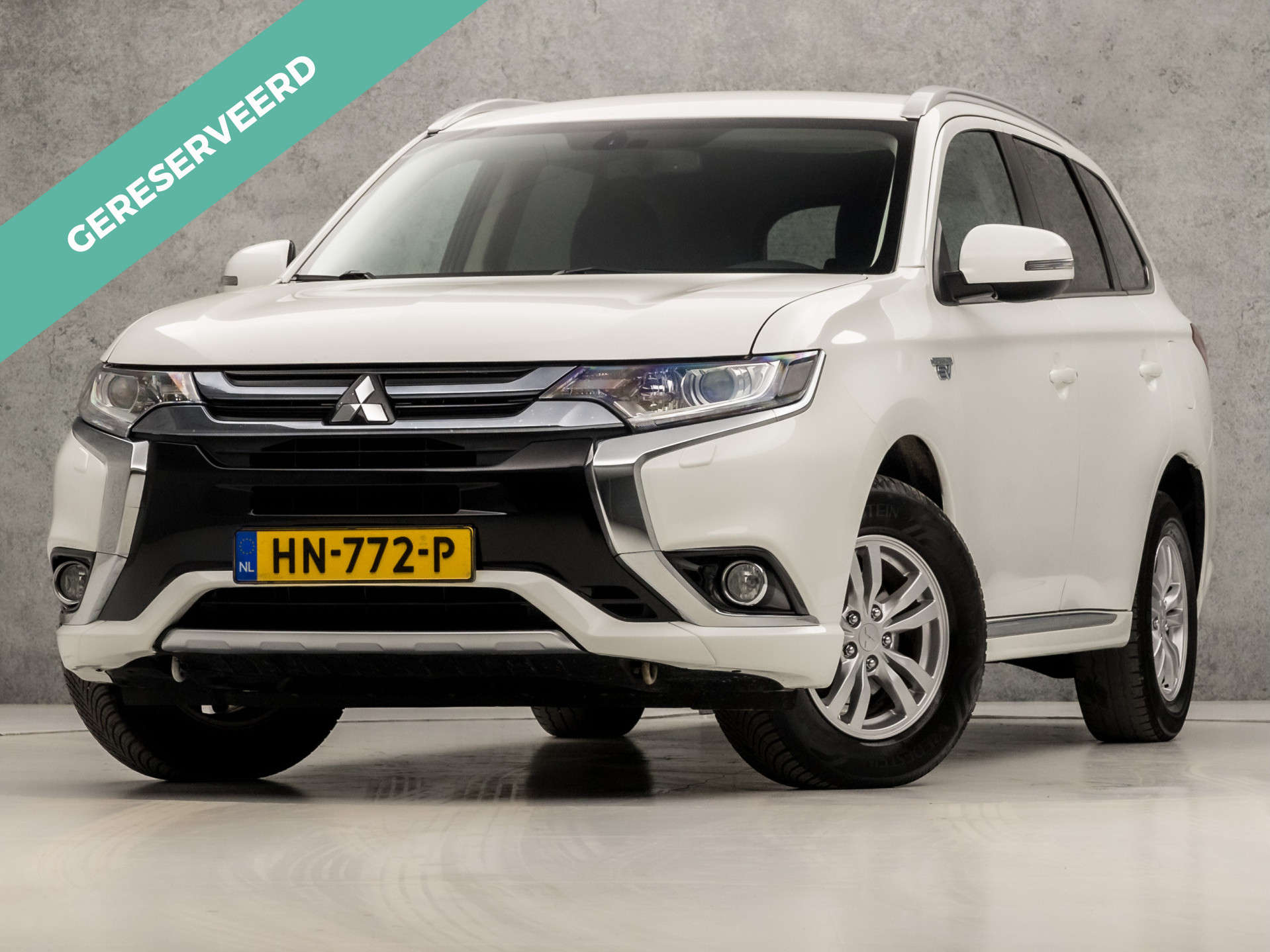 Mitsubishi Outlander 2.0 PHEV Luxury 204Pk Automaat (NIEUW MODEL, NAVIGATIE, CAMERA, LEDER, ALCANTARA, XENON, FLIPPERS, BLUETOOTH, KEYLESS START, GETINT GLAS, NIEUWSTAAT)